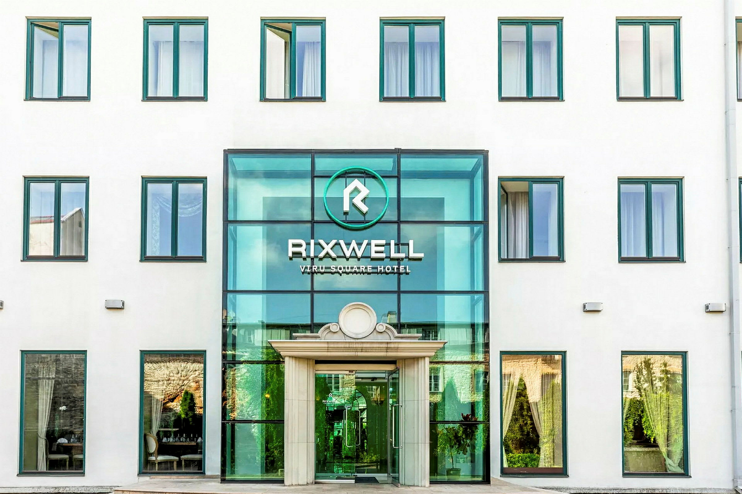 Hotellinngang med glassfasade og grønt logo samt teksten "Rixwell Viru Square Hotel". (AI-generert tekst)