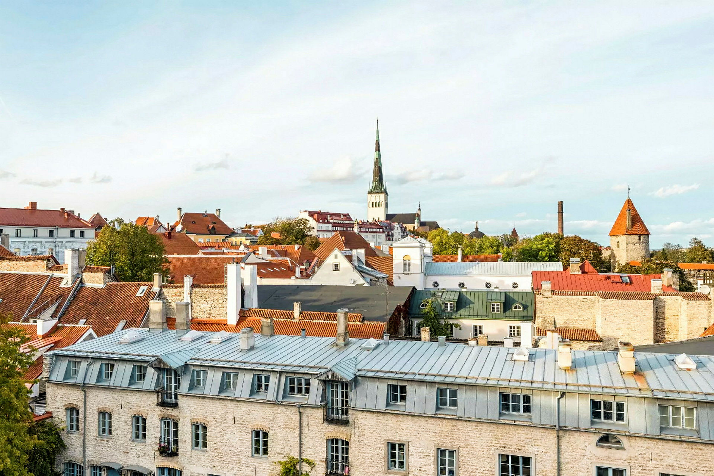 Utsikt over Tallinn by med tak og kirketårn. (AI-generert tekst)