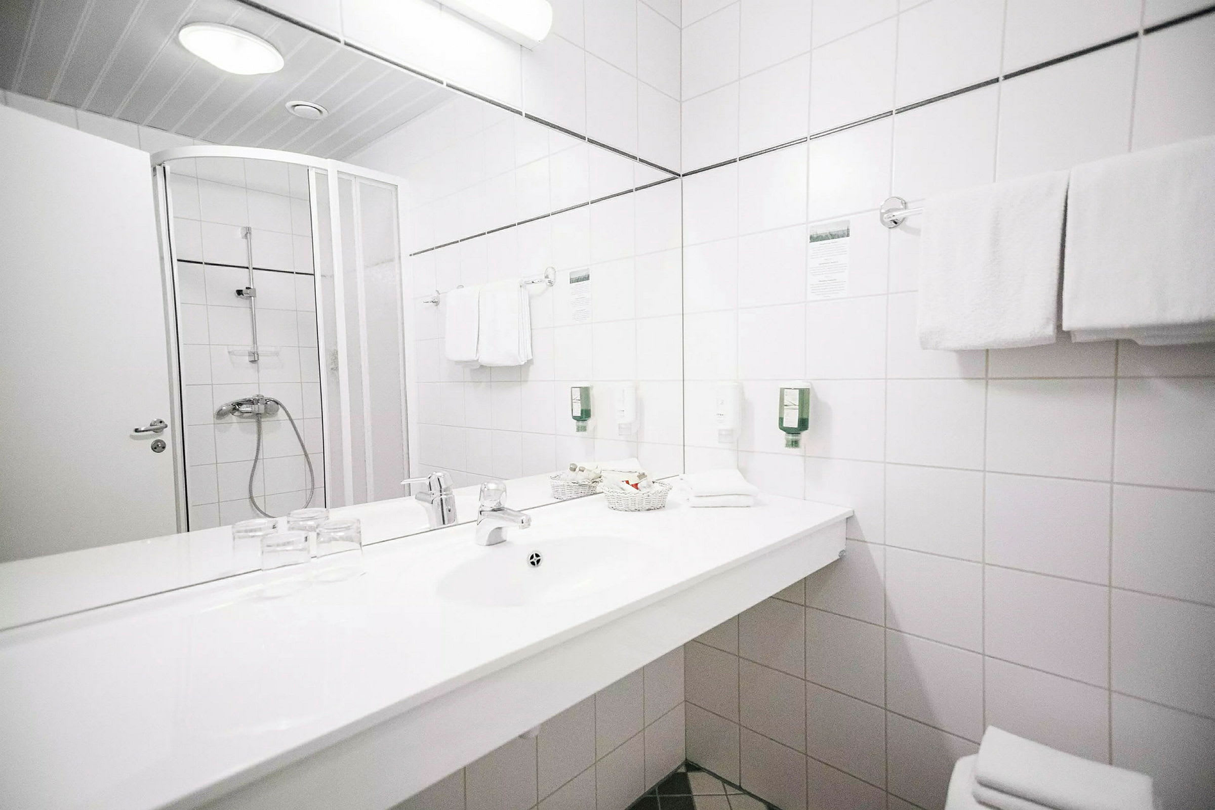 Bad med dusjkabin, servant og speil. (AI-generert tekst)