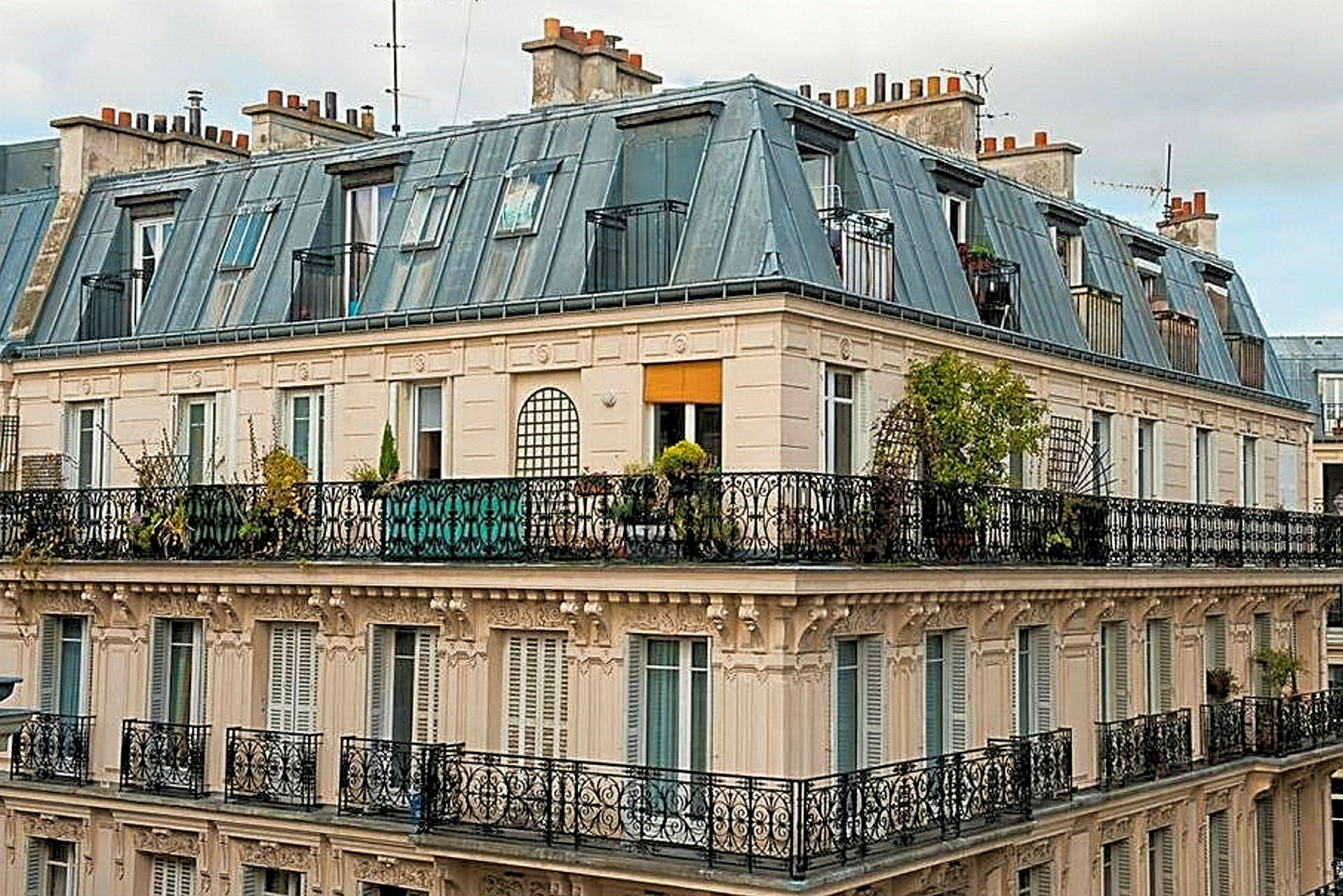 Fransk bygning i Paris-stil med balkonger og detaljerte fasader. (AI-generert tekst)