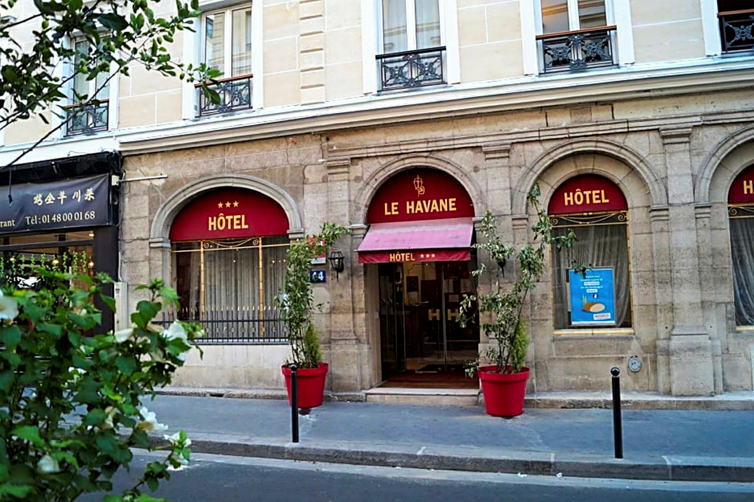 Bilde av en hotellfasade med teksten 'Le Havane'. (AI-generert tekst)