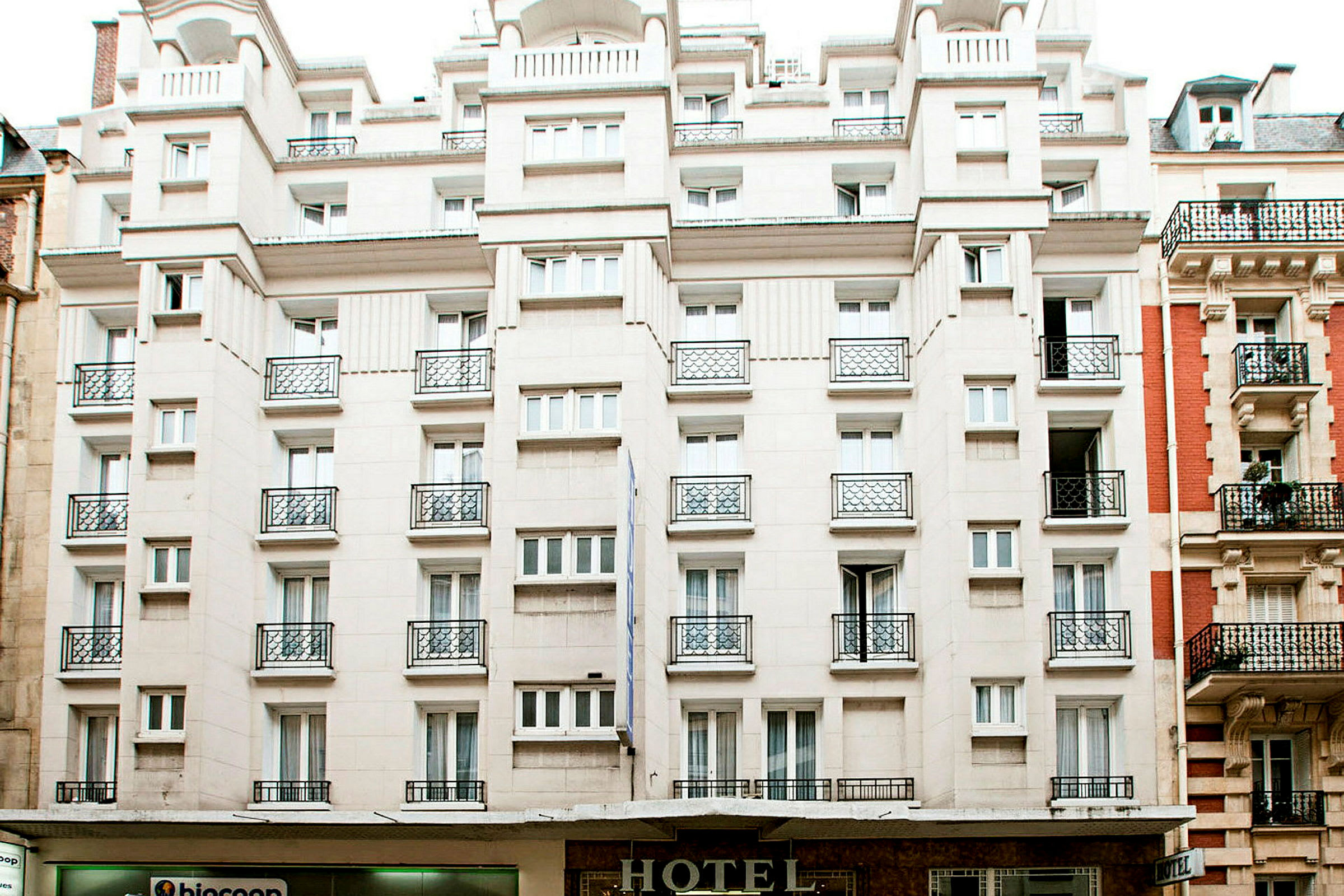 Eksteriør av et fleretasjes hotell. (AI-generert tekst)