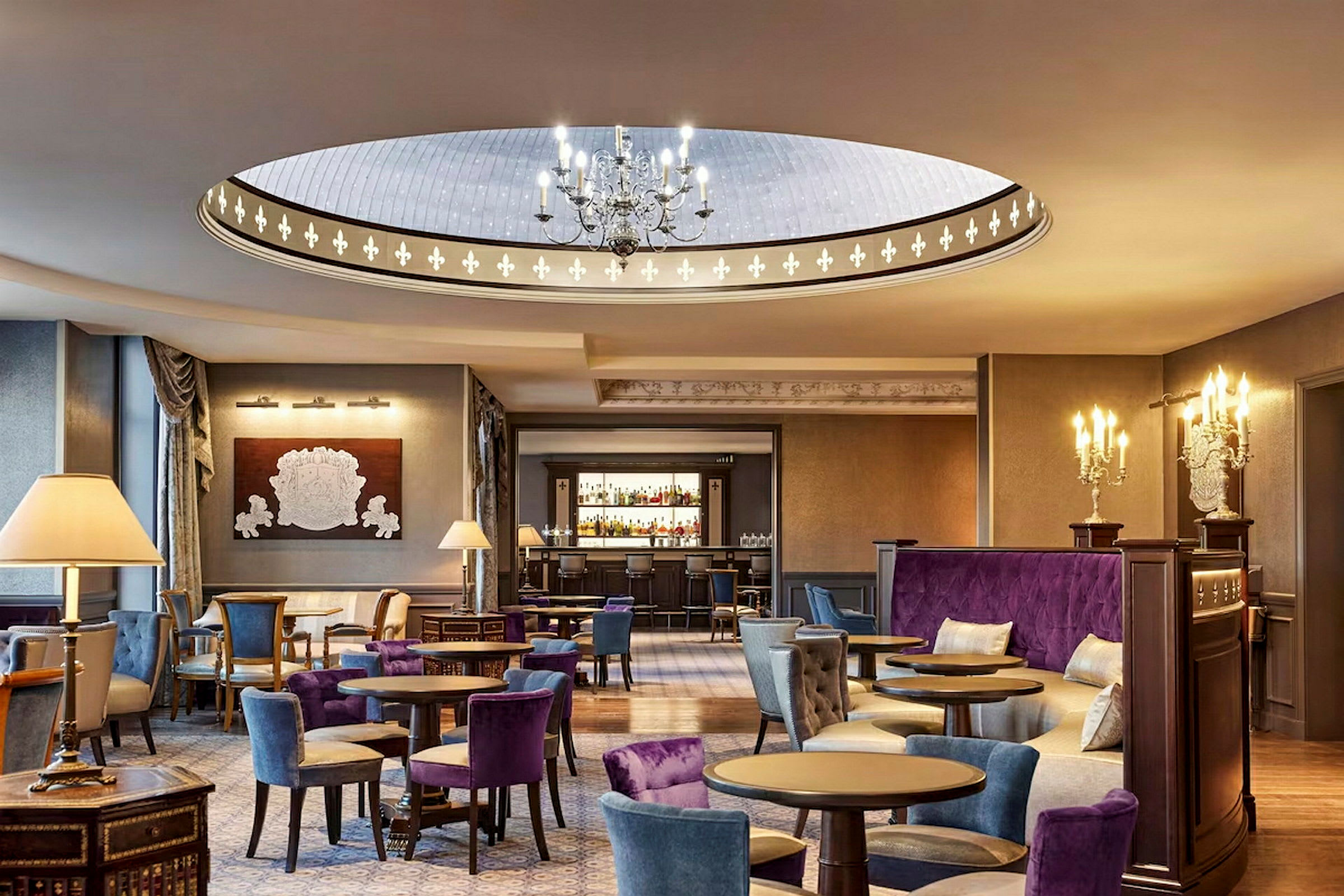 Et elegant hotellrom med sitteplasser og en bardisk i bakgrunnen. (AI-generert tekst)