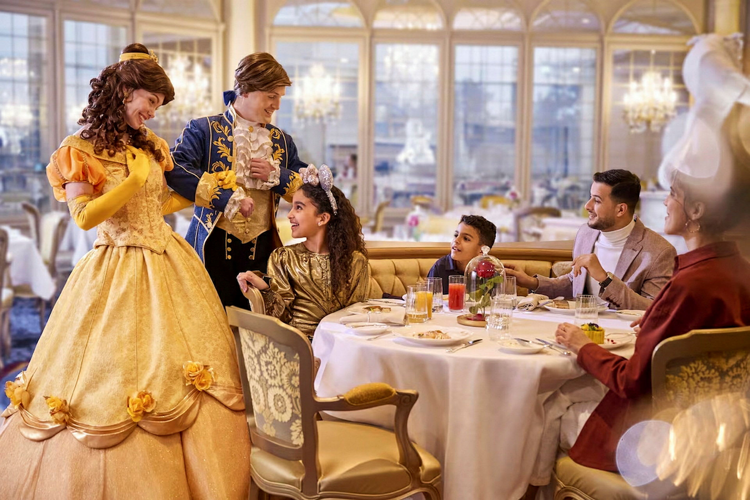 Personer kledd som prinsen og prinsessen i en elegant restaurant. (AI-generert tekst)