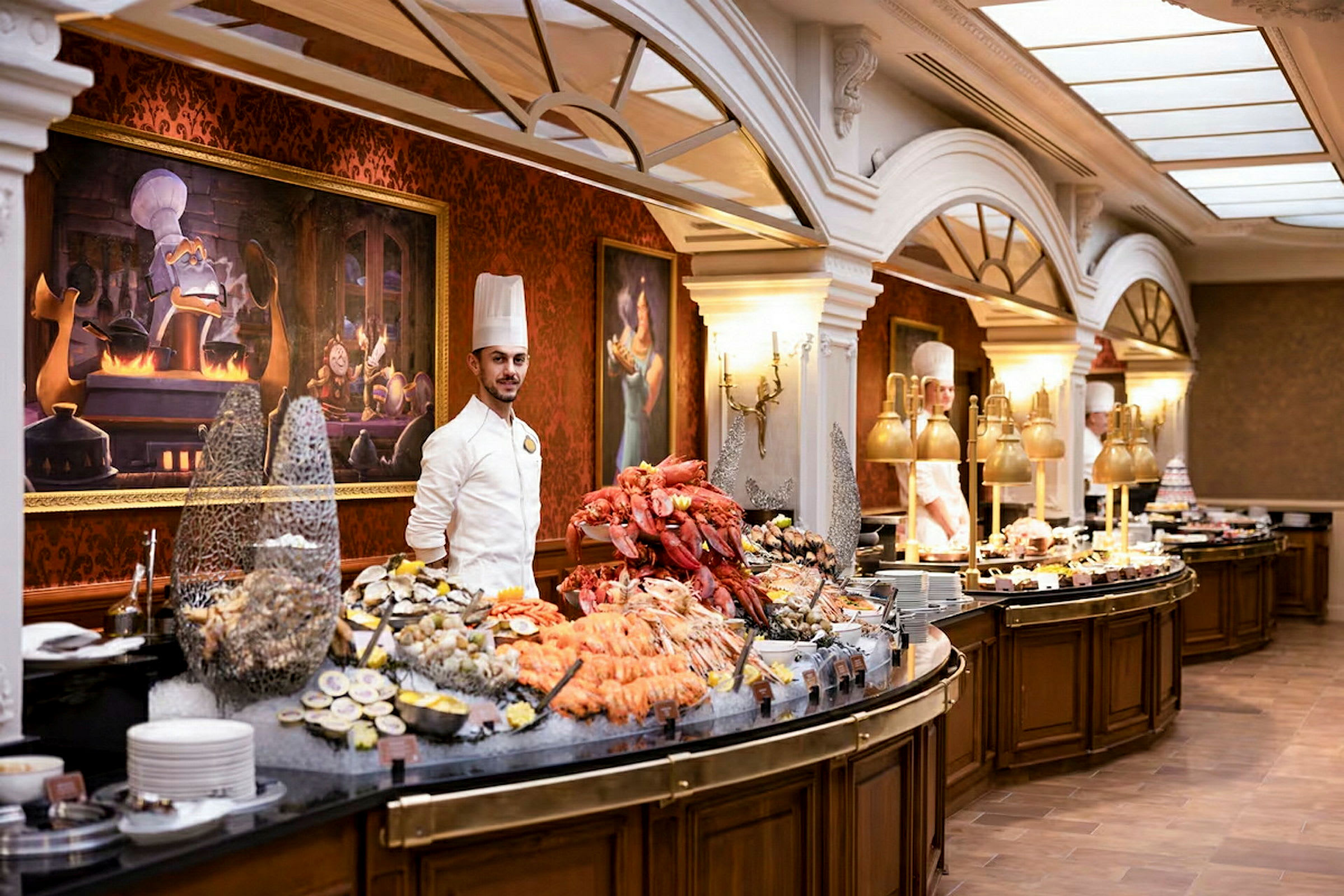 Buffetbord med skalldyr og dekorasjoner i en elegant restaurant. (AI-generert tekst)