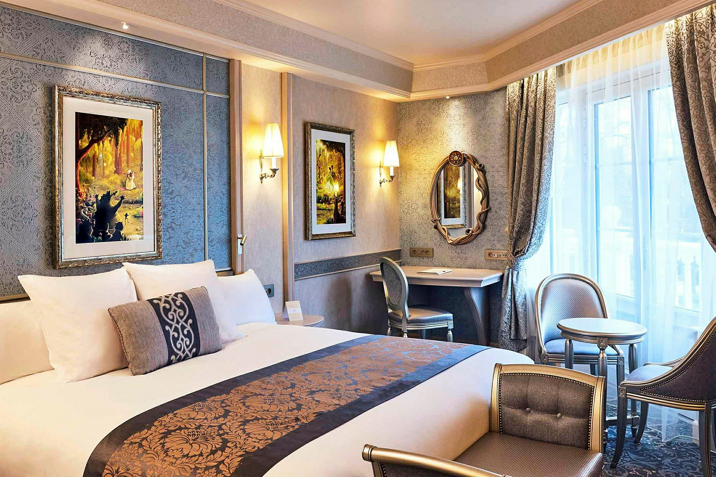 Elegant hotellrom med dobbeltseng og dekorativ innredning. (AI-generert tekst)