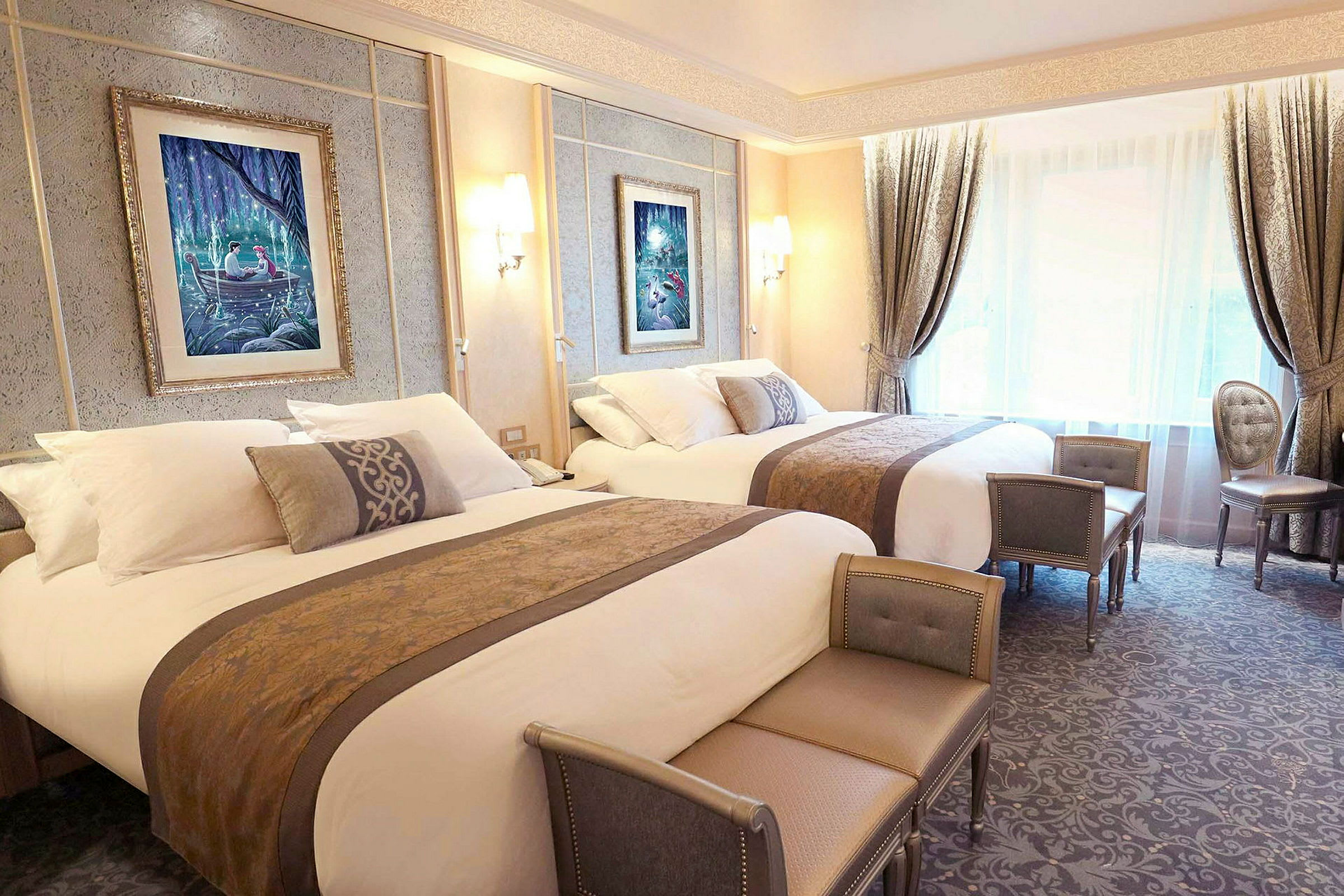 Luksuriøst innredet hotellrom med to dobbeltsenger, elegante møbler og veggdekorasjoner. (AI-generert tekst)