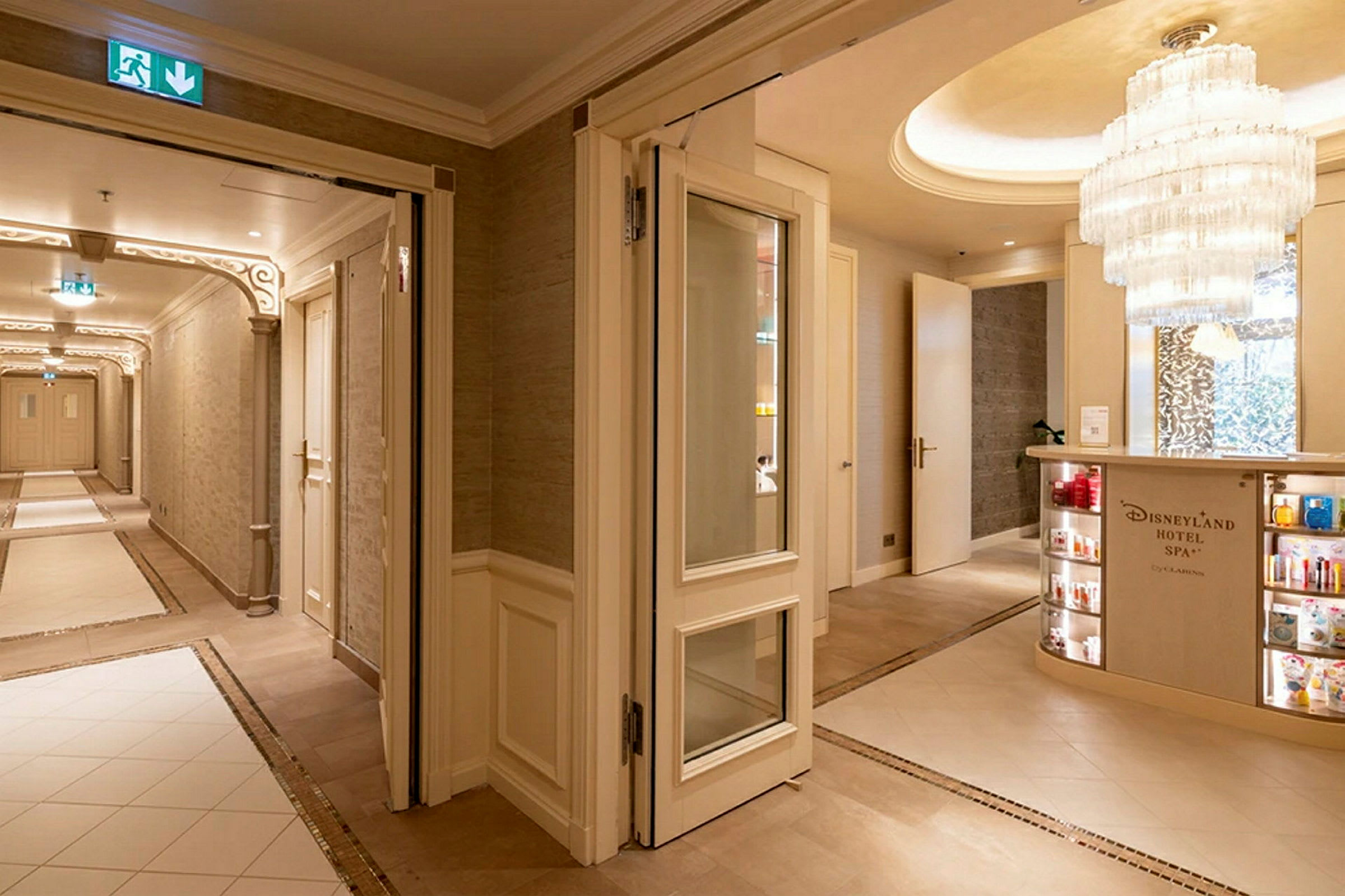 Hotellkorridor med resepsjon som fører til Disneyland Hotel Spa. (AI-generert tekst)