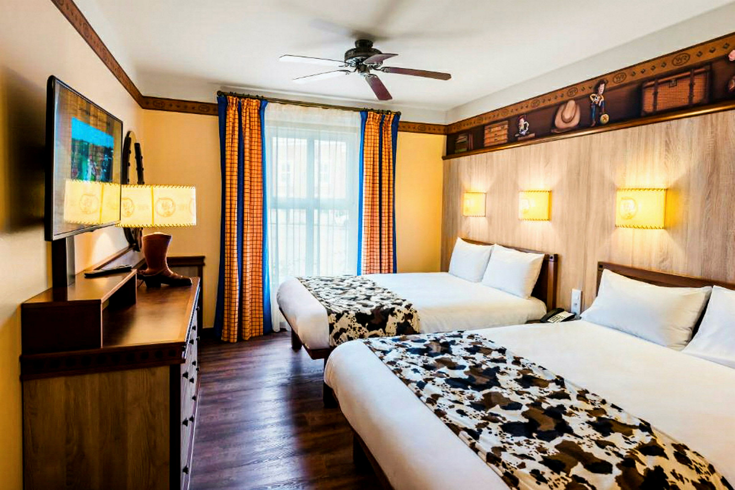 Hotellrom med to senger og interiør i cowboystil. (AI-generert tekst)