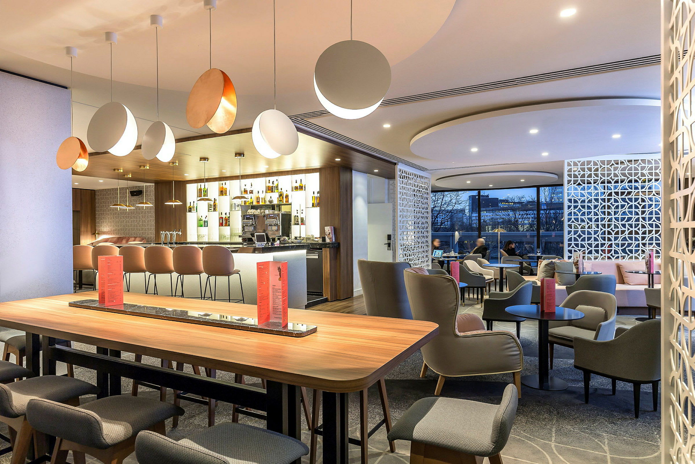 Interiørbilde av en moderne og elegant bar og sittegruppe. (AI-generert tekst)