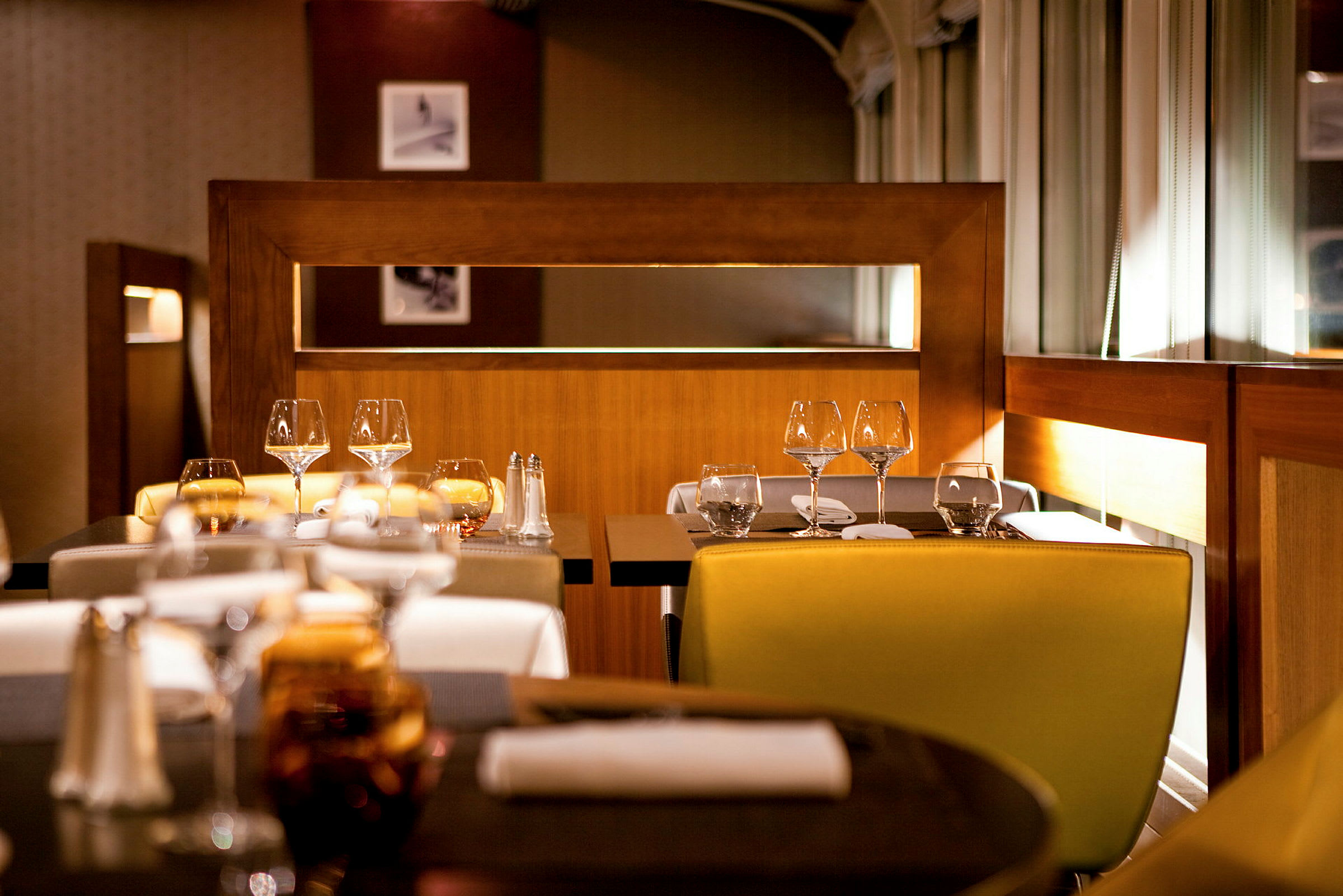 En elegant restaurant med dekkede bord og stoler. (AI-generert tekst)