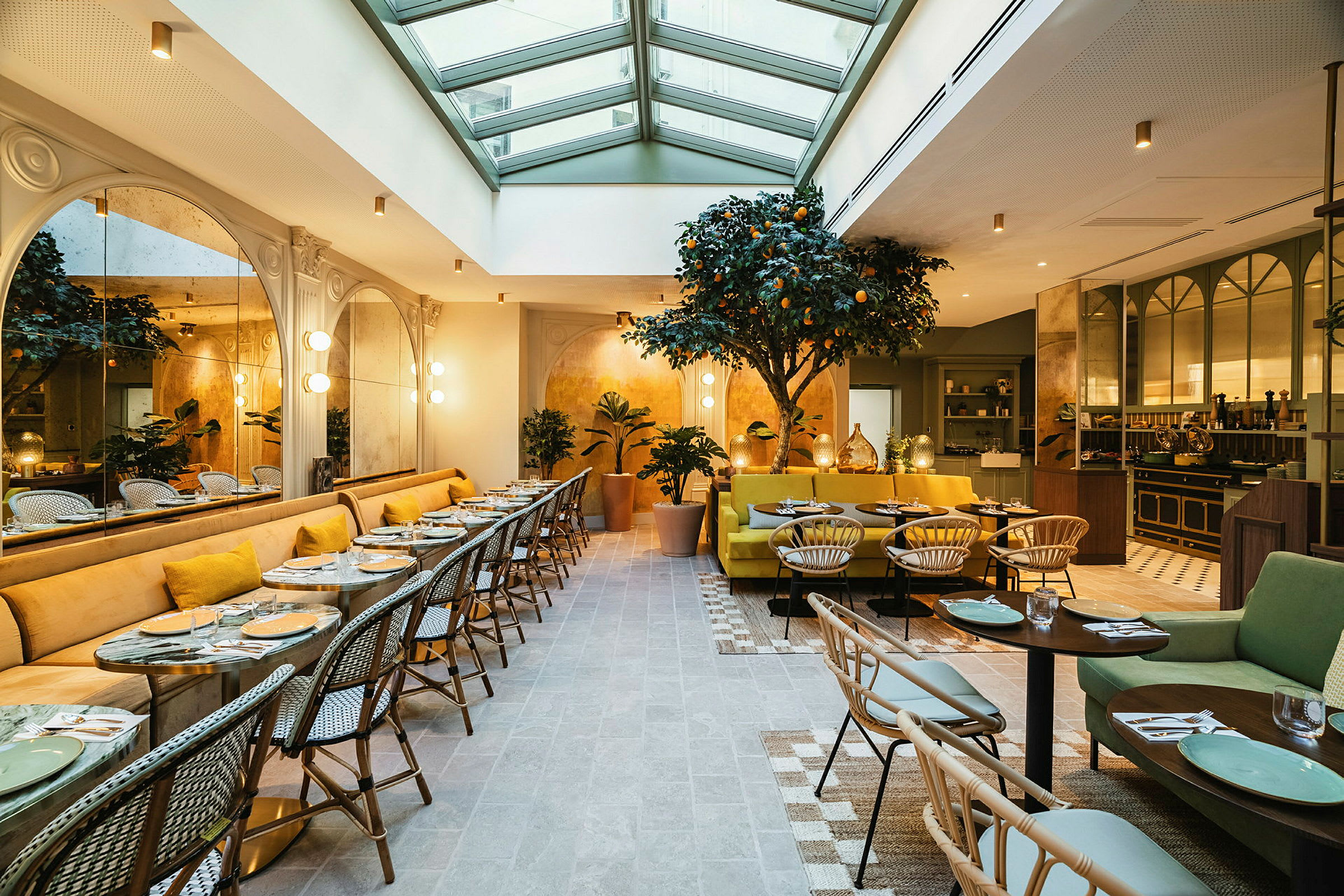 Bilde av en restaurant med elegant interiør, bord og stoler samt en stor glassvegg. (AI-generert tekst)