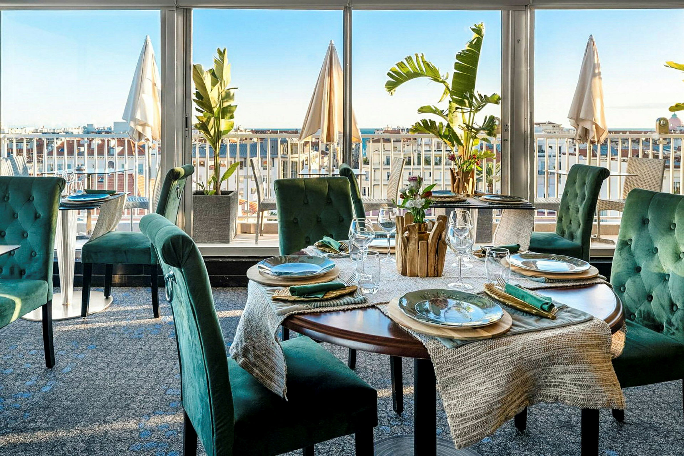 Restaurant med elegant borddekning og utsikt over byen. (AI-generert tekst)