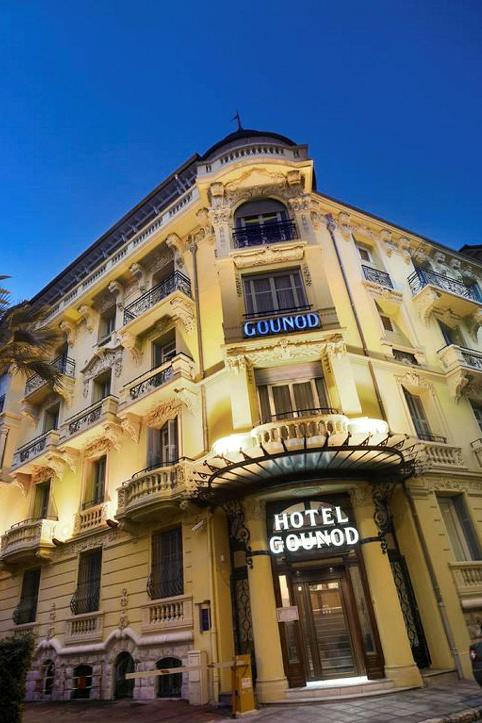 Fasaden til Hotel Gounod, en bygning med klassisk arkitektur og dekorasjoner. (AI-generert tekst)