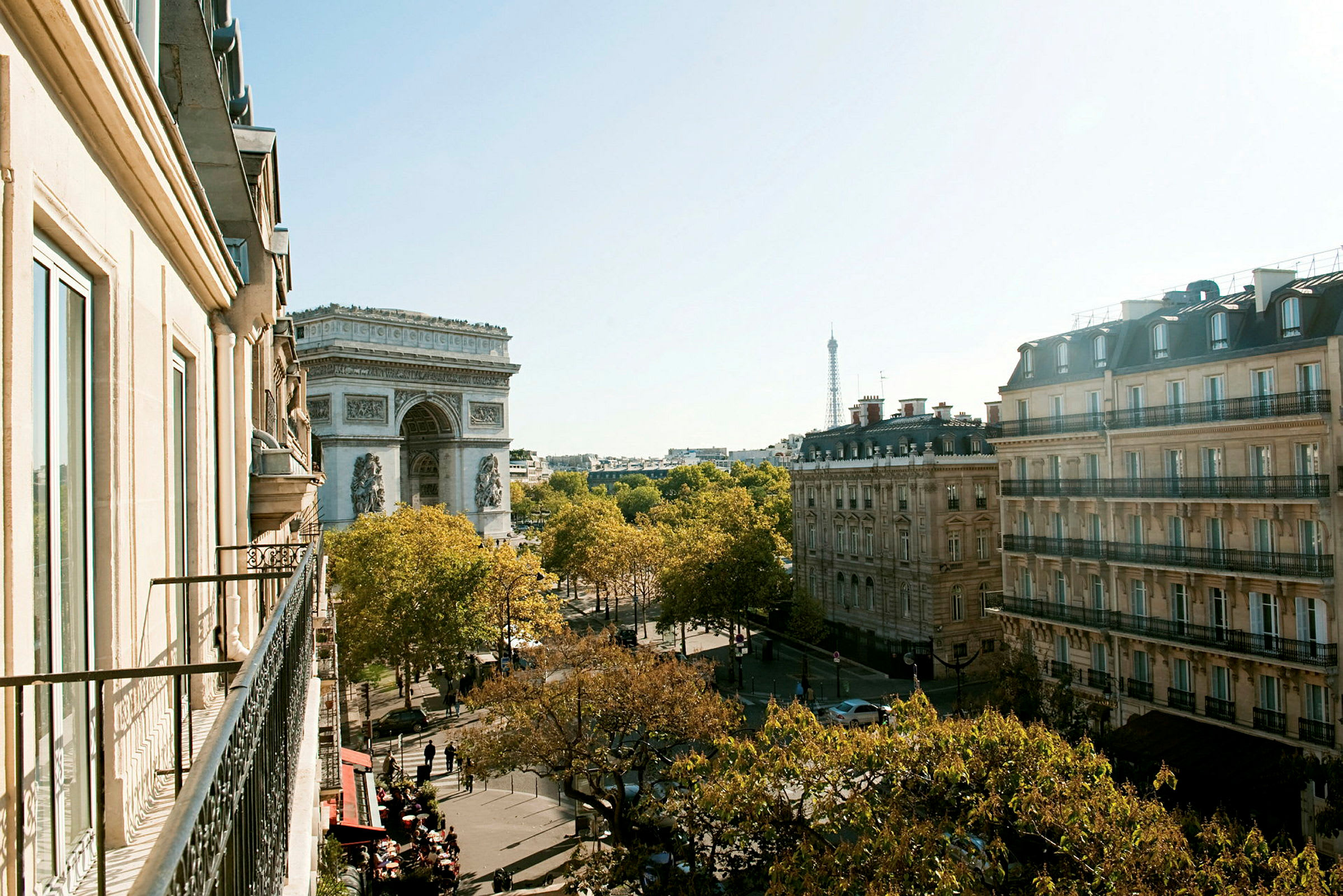Utsikt fra en balkong over Paris med Triumfbuen og Eiffeltårnet. (AI-generert tekst)