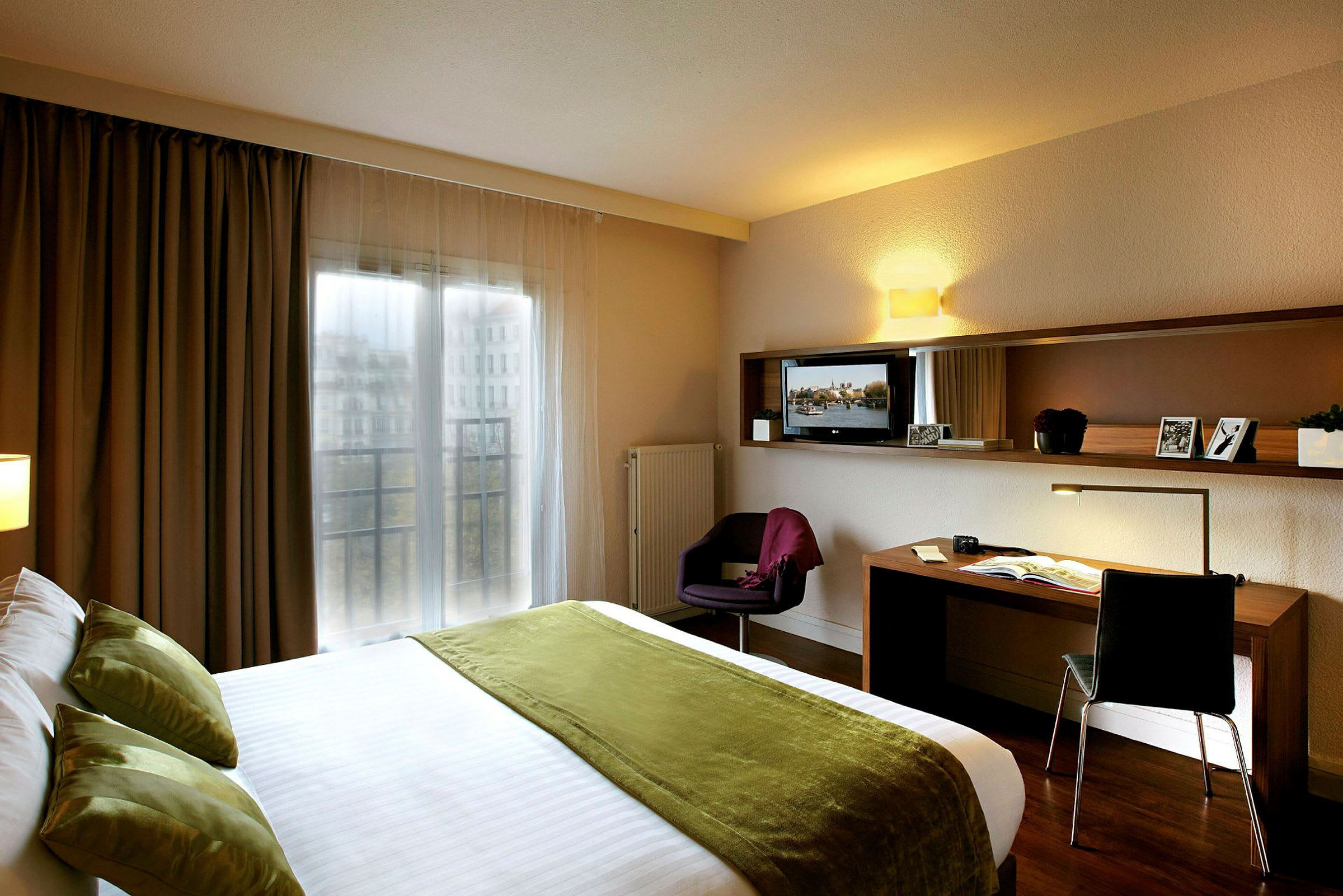 Hotellrom med dobbeltseng og skrivebord. (AI-generert tekst)