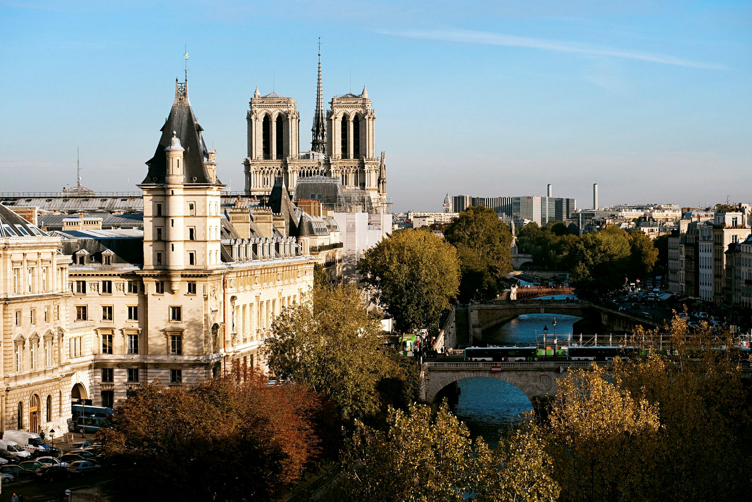 Utsikt over Notre-Dame og Seinen i Paris. (AI-generert tekst)