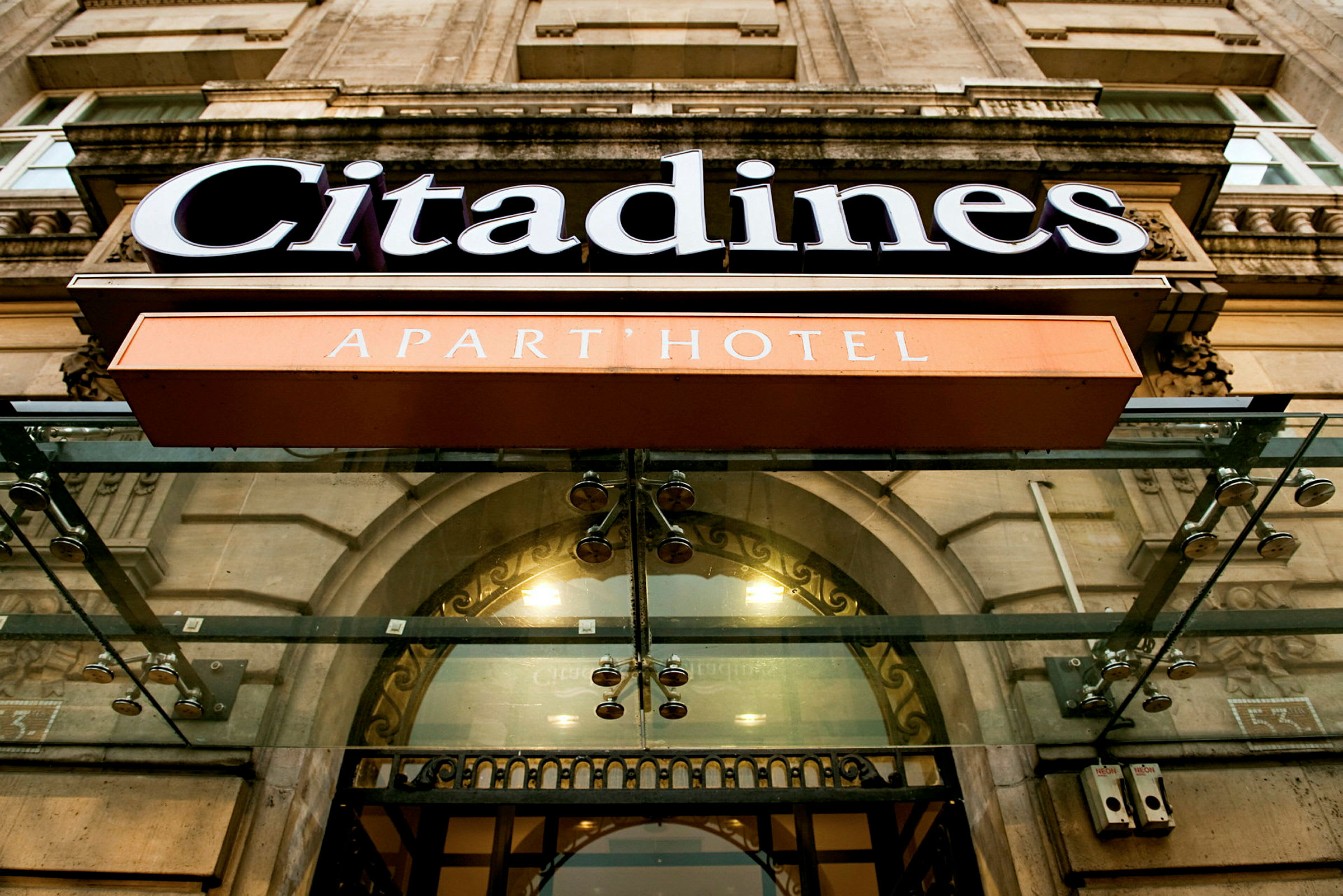 Bilde av en Citadines Apart'Hotel-inngang. (AI-generert tekst)