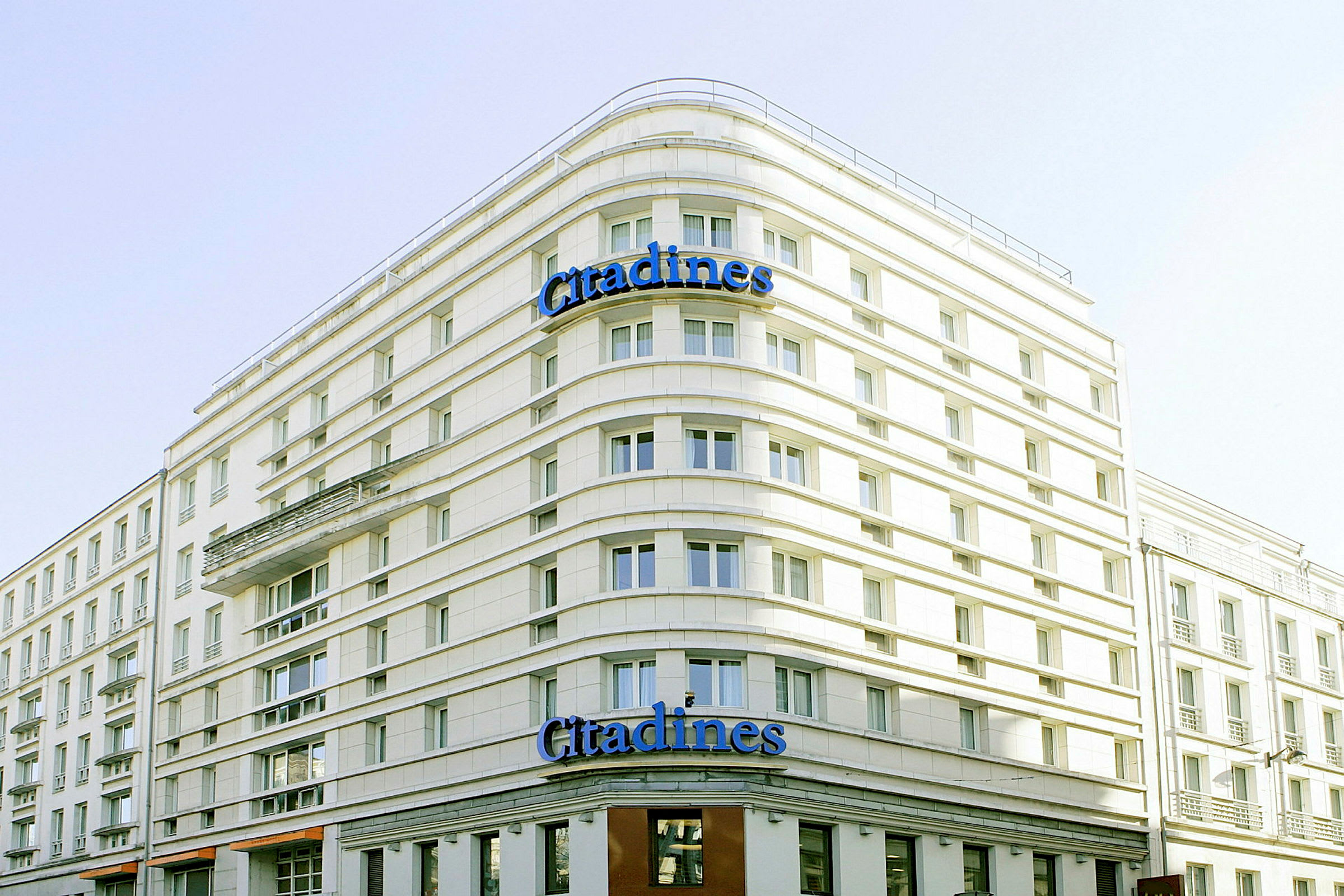 En bygning med teksten 'Citadines' på fasaden. (AI-generert tekst)
