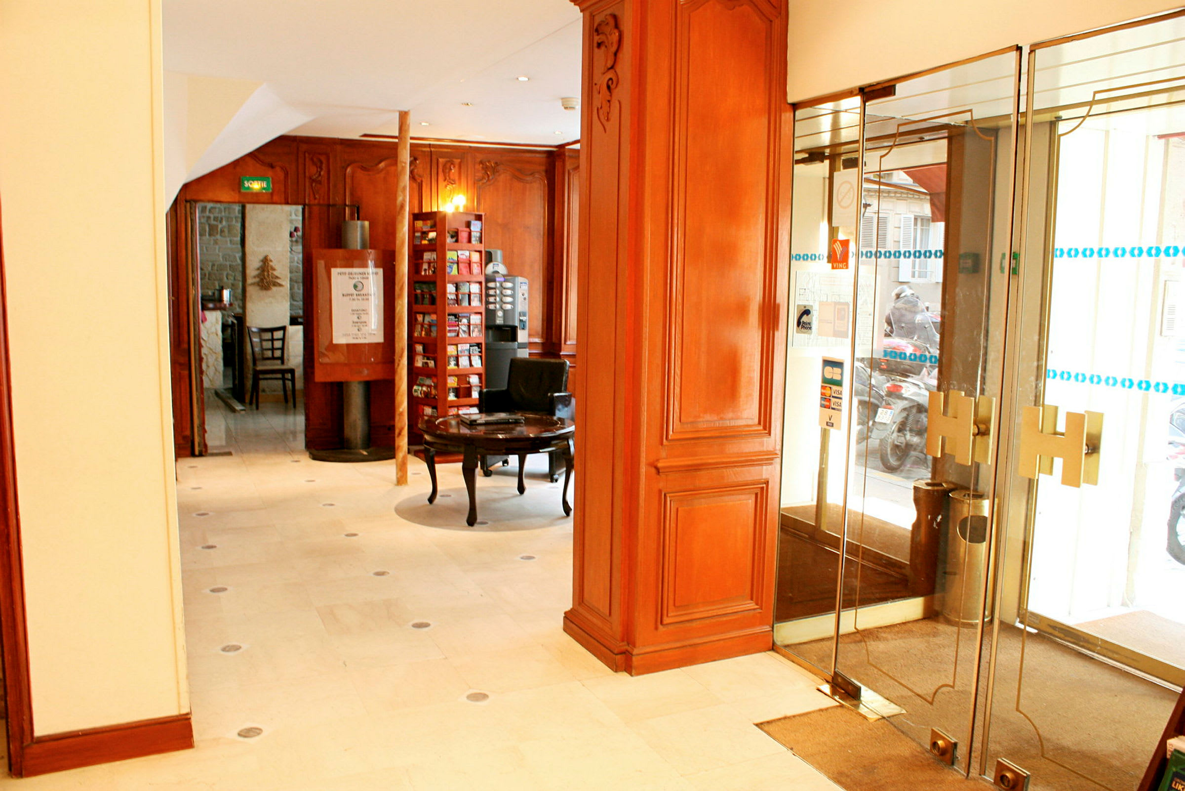 Hotellobby med trepaneler og glassdører. (AI-generert tekst)