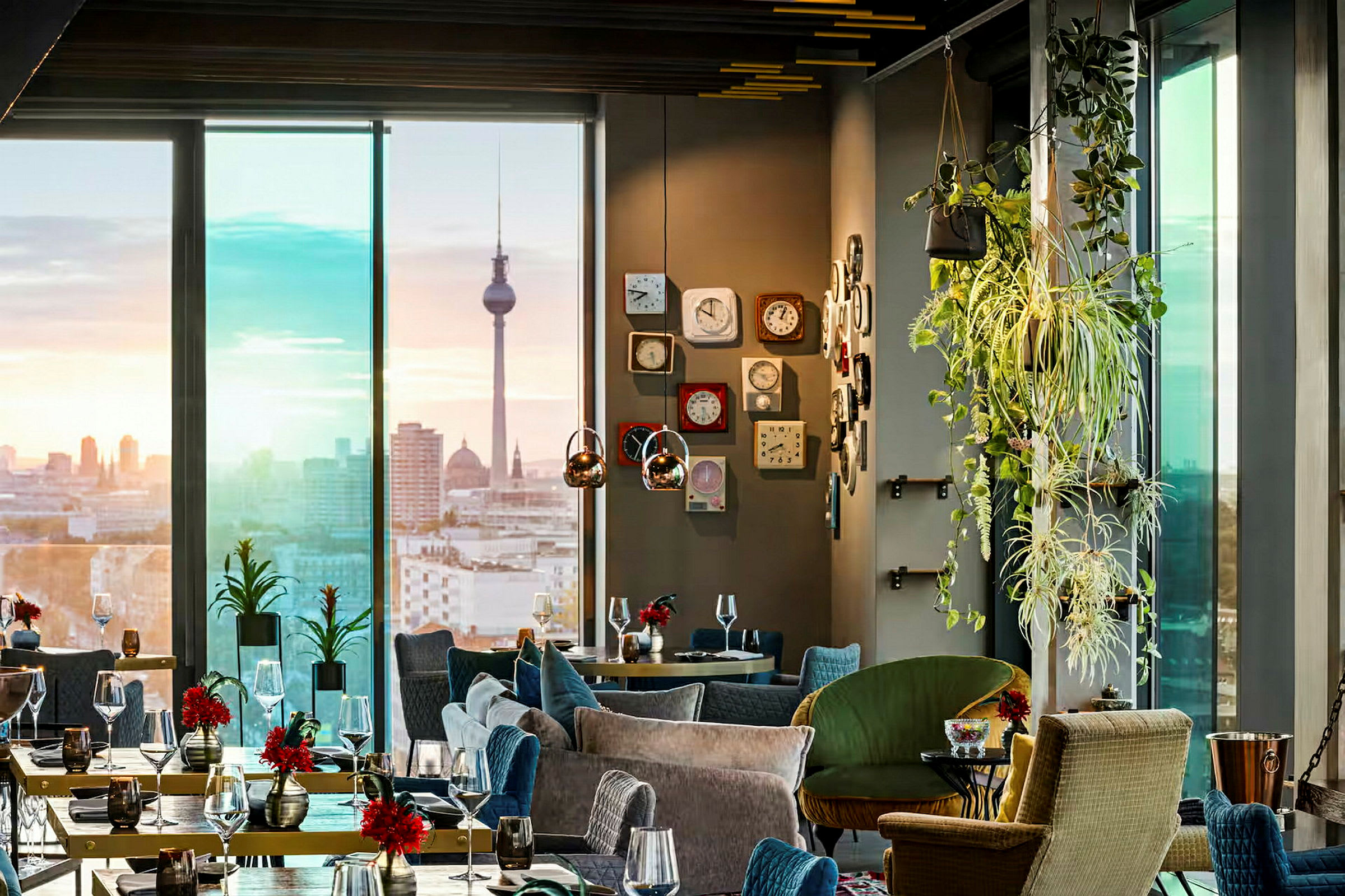 Et elegant restaurantinteriør med moderne møbler, grønne planter og utsikt over en bysilhuett med et landemerke i bakgrunnen. (AI-generert tekst)