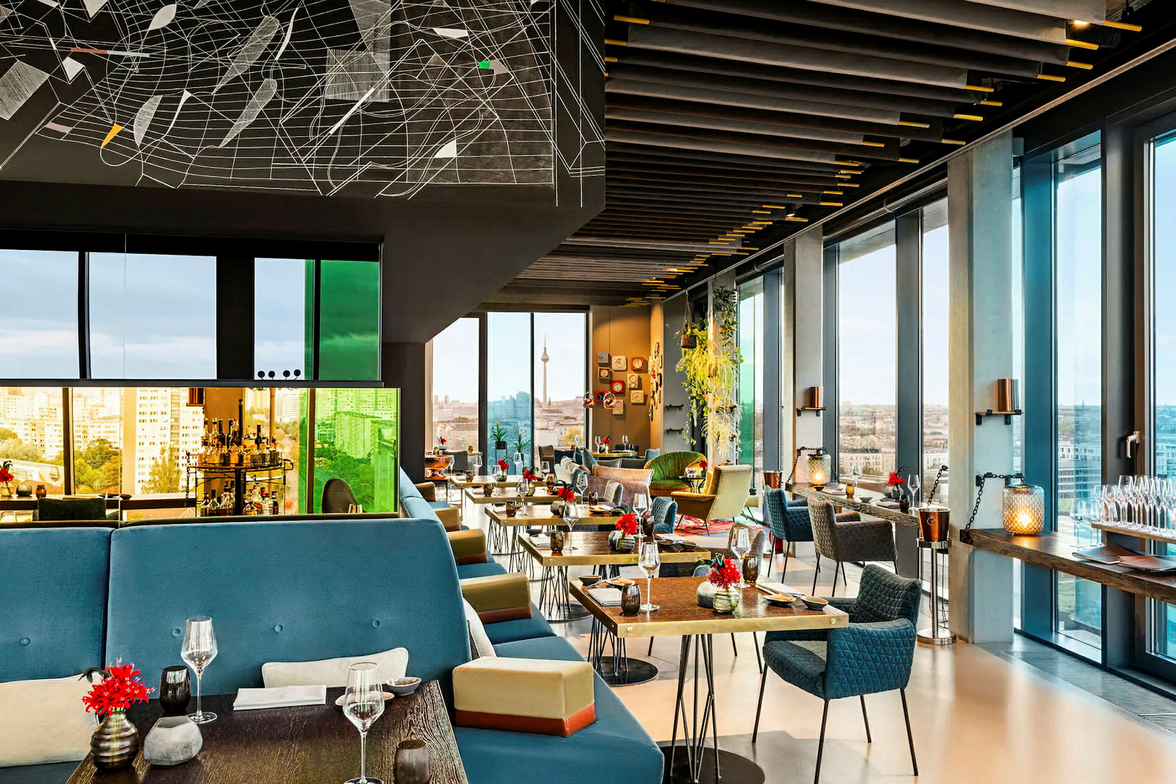 Interiør av en moderne restaurant med panoramautsikt. (AI-generert tekst)