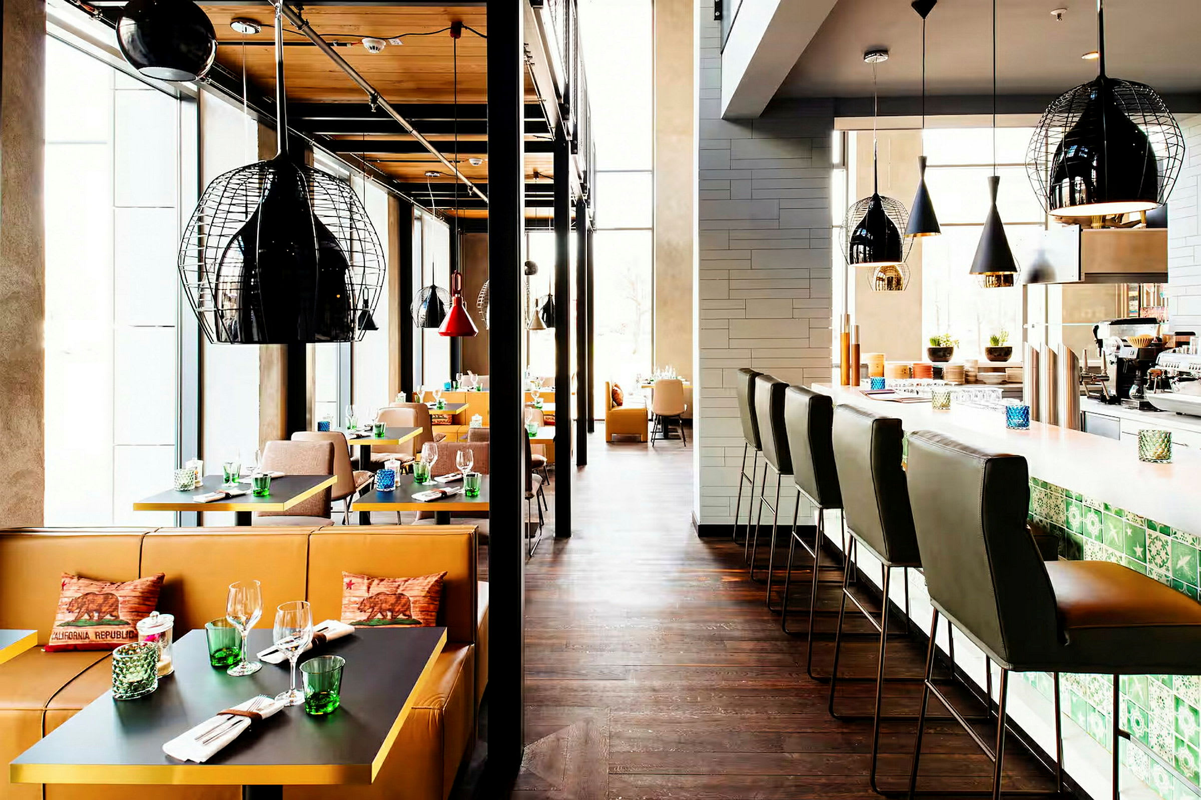 Interiør av en moderne restaurant med bord, stoler og en bar med høye stoler. (AI-generert tekst)