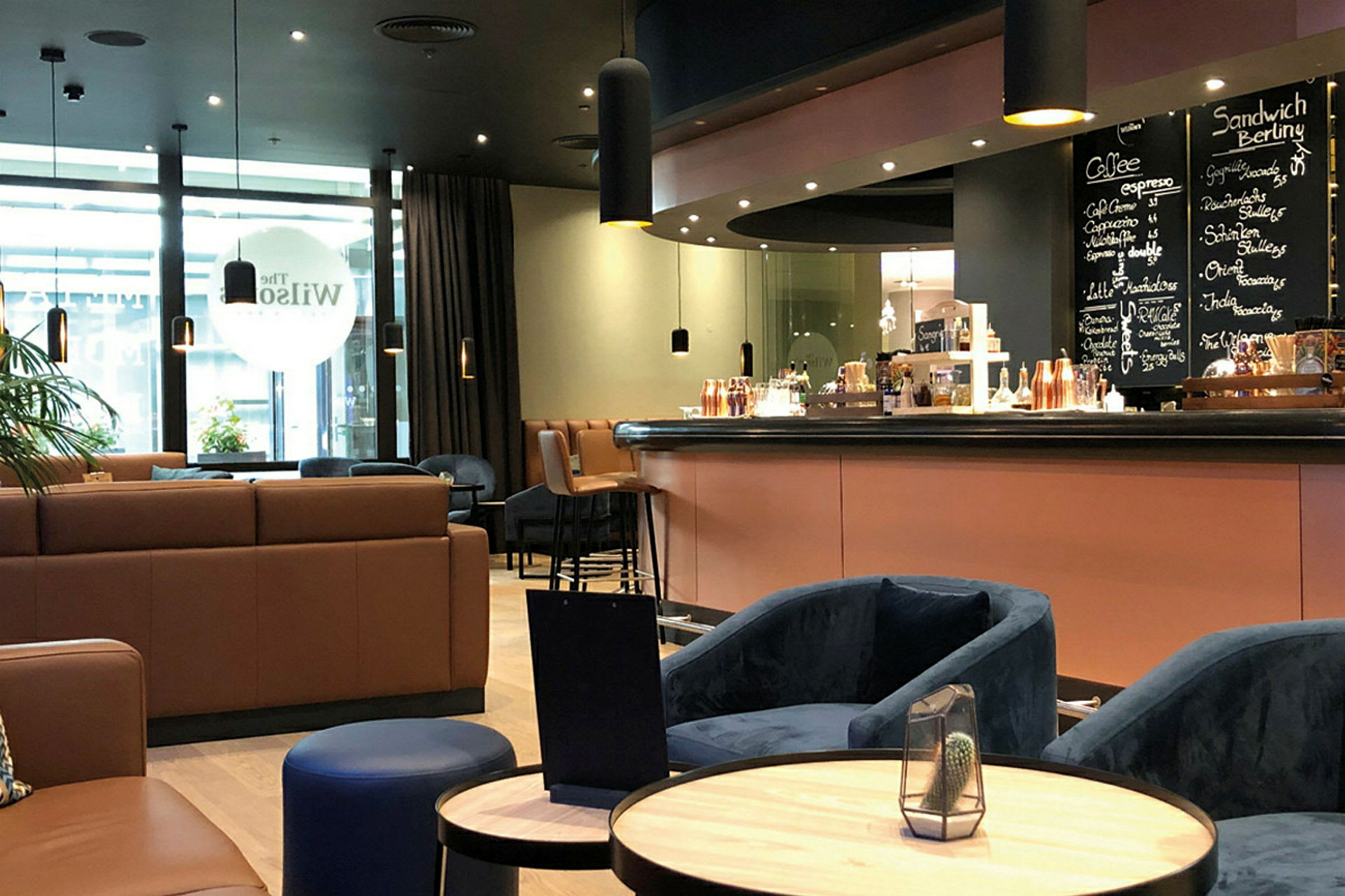 Et moderne kafémiljø med komfortable sitteplasser og en bardisk. (AI-generert tekst)