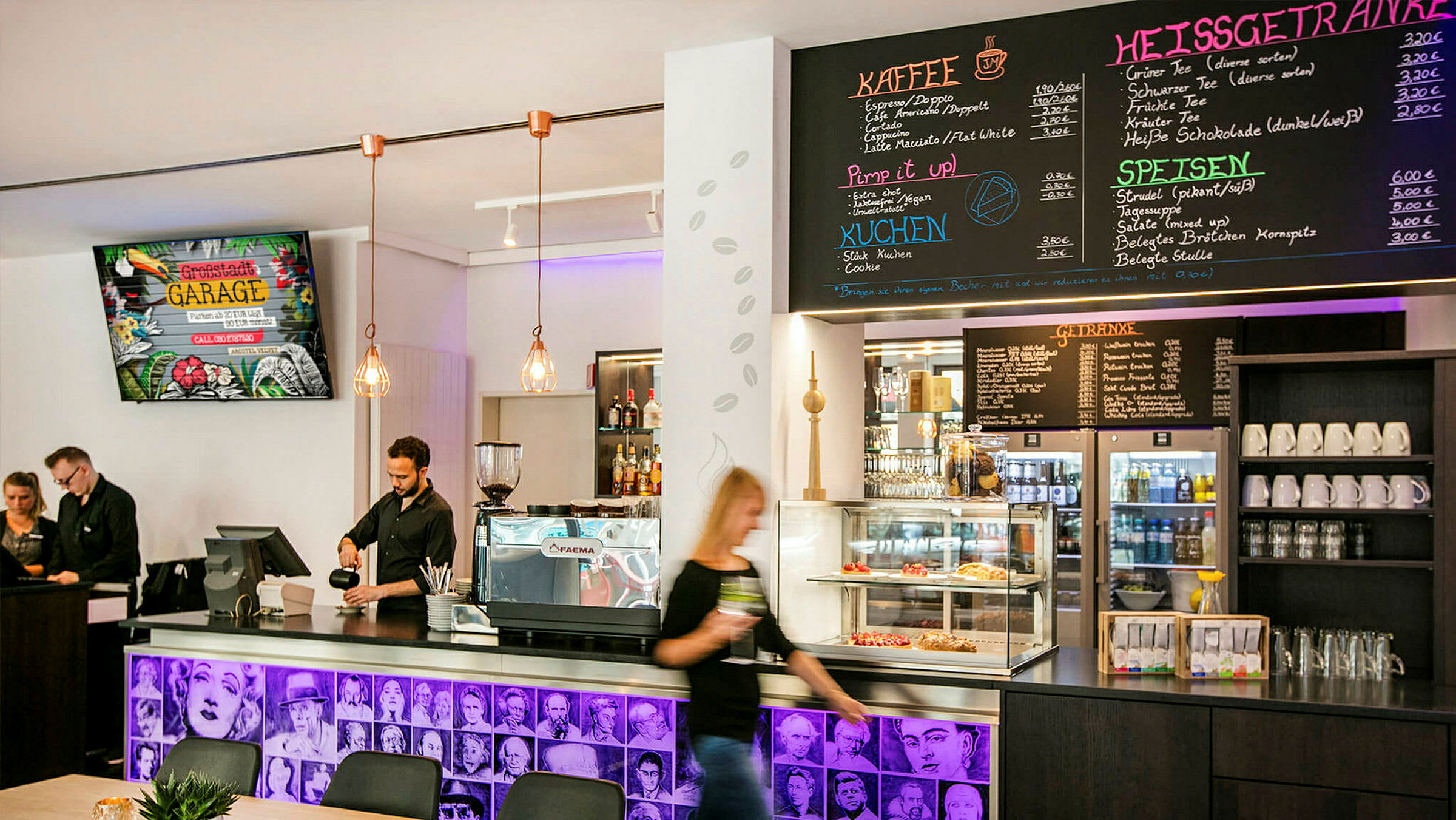En kaféinteriør med en disk som inneholder kaffemaskin, bakverk i en glassmonter og en meny på veggen over. Ansatte står bak disken. (AI-generert tekst)