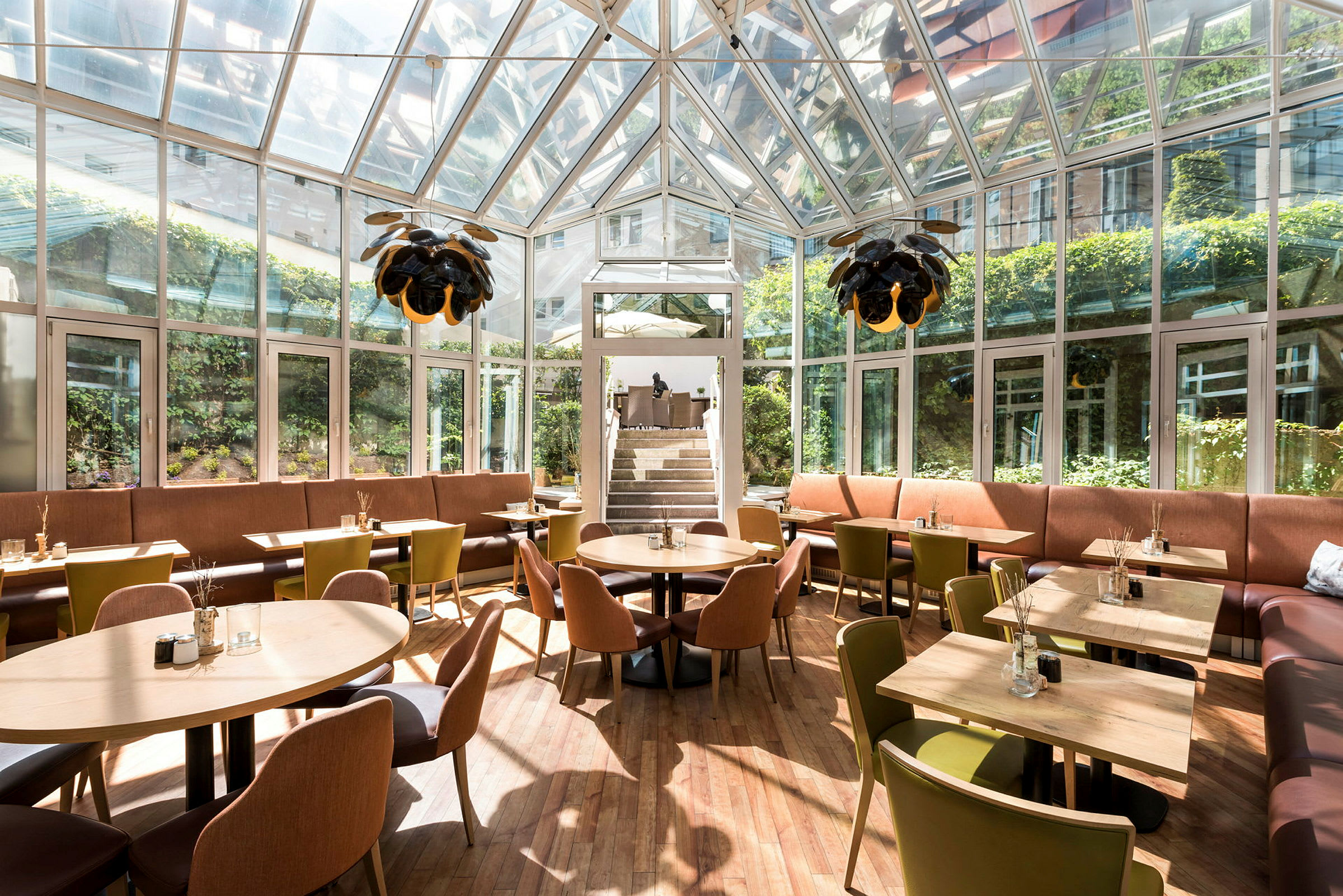 Lukket restaurant med glassvegger, sitteplasser og belysning. (AI-generert tekst)
