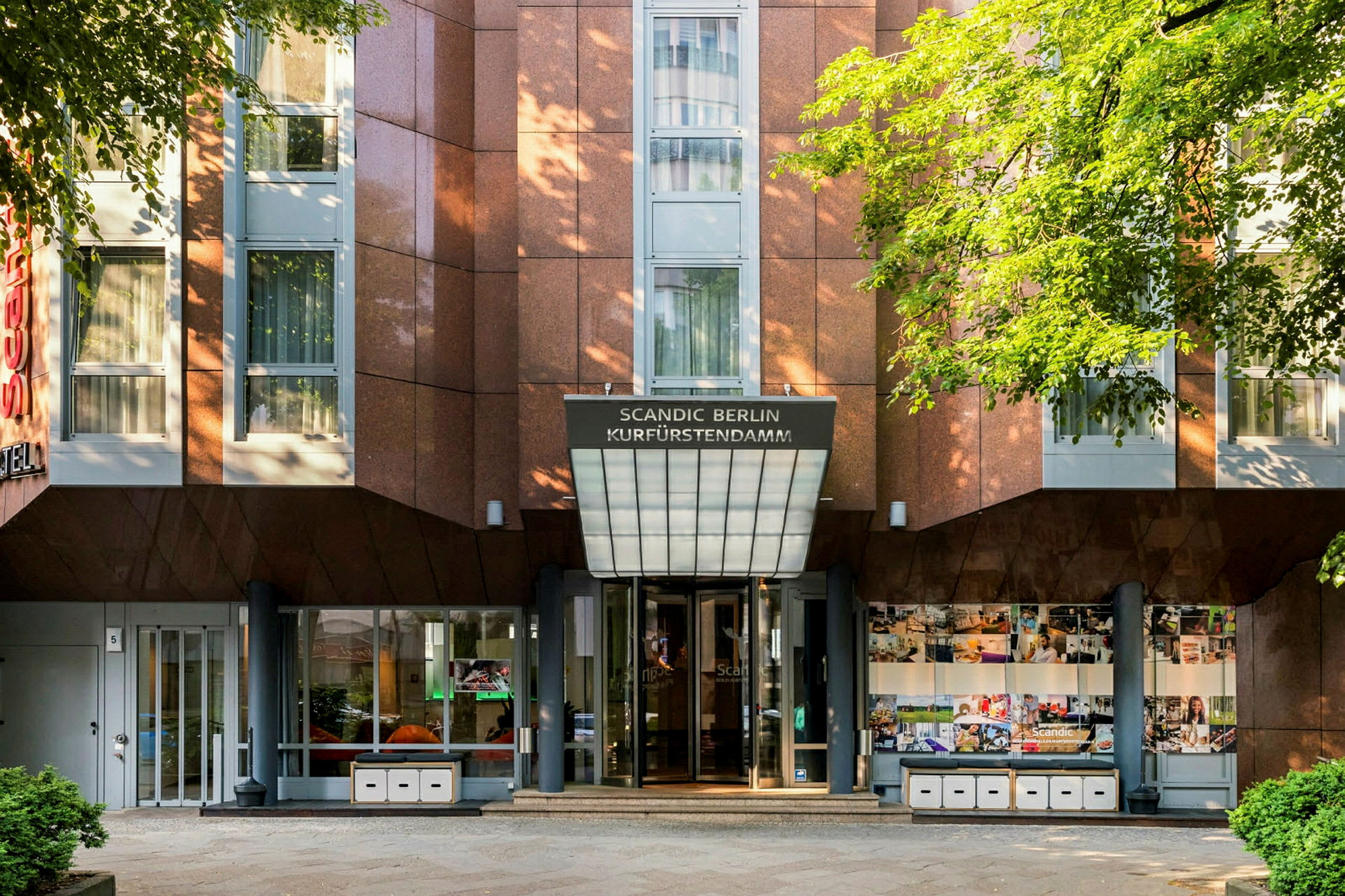 Inngang til Scandic Berlin Kurfürstendamm hotell. (AI-generert tekst)