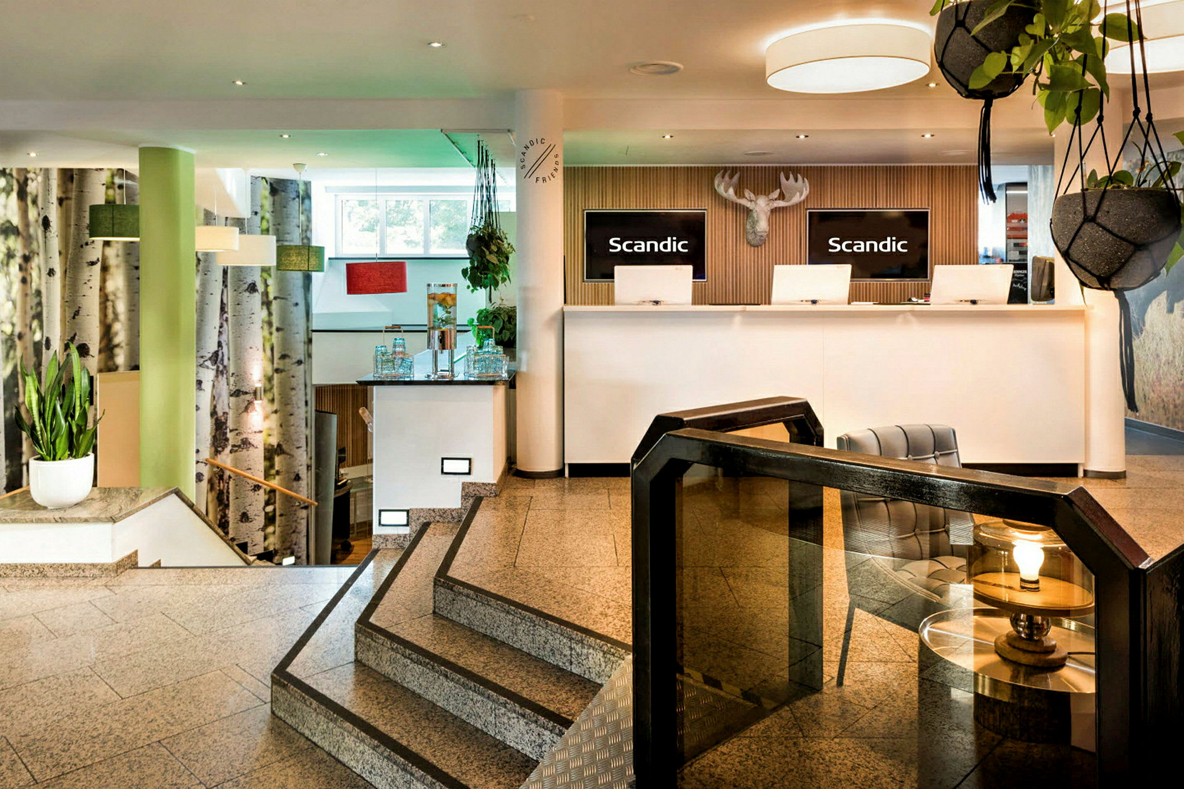 Hotellresepsjon med moderne interiør og planter. (AI-generert tekst)