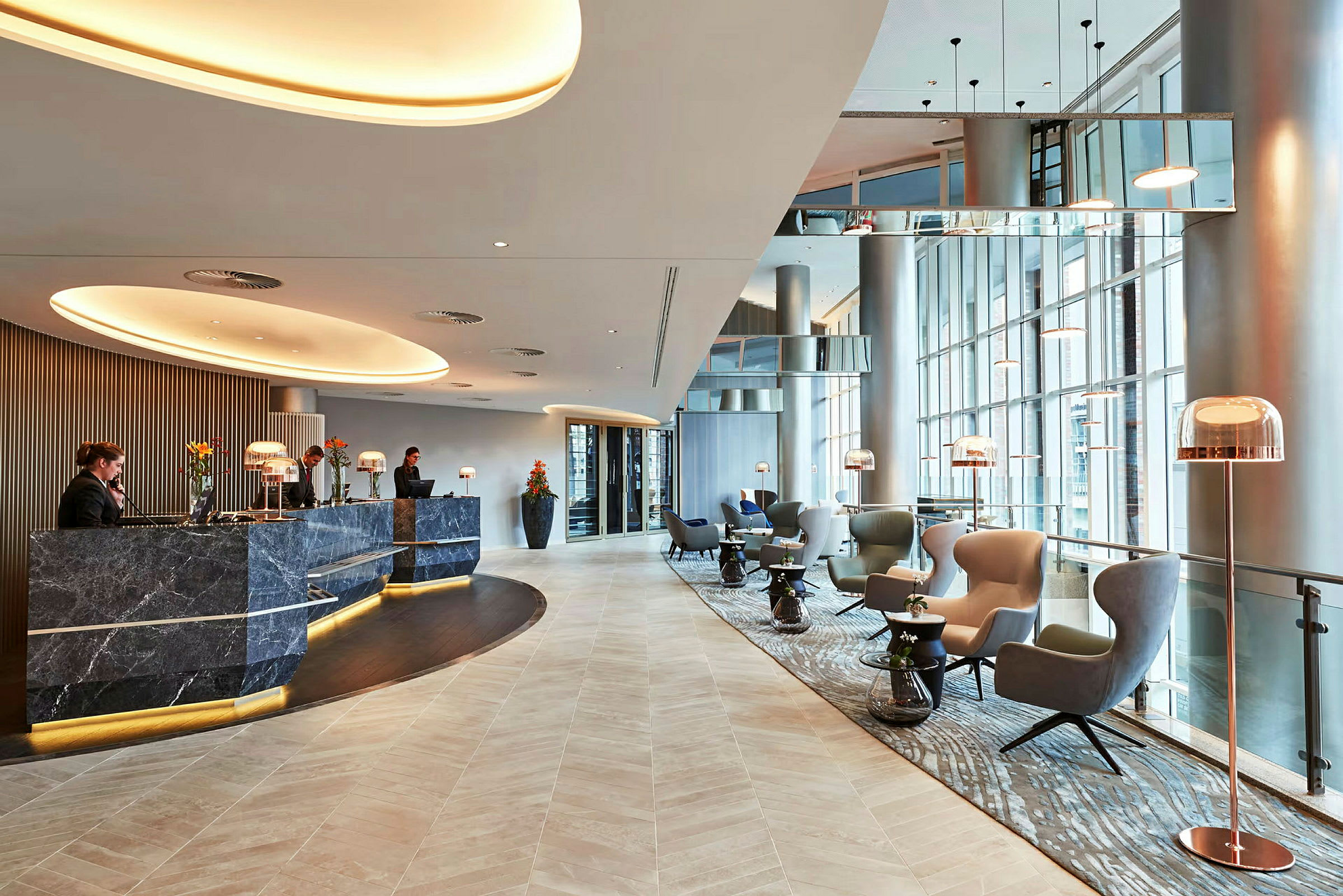 En moderne hotellobby med resepsjon og sitteområder. (AI-generert tekst)