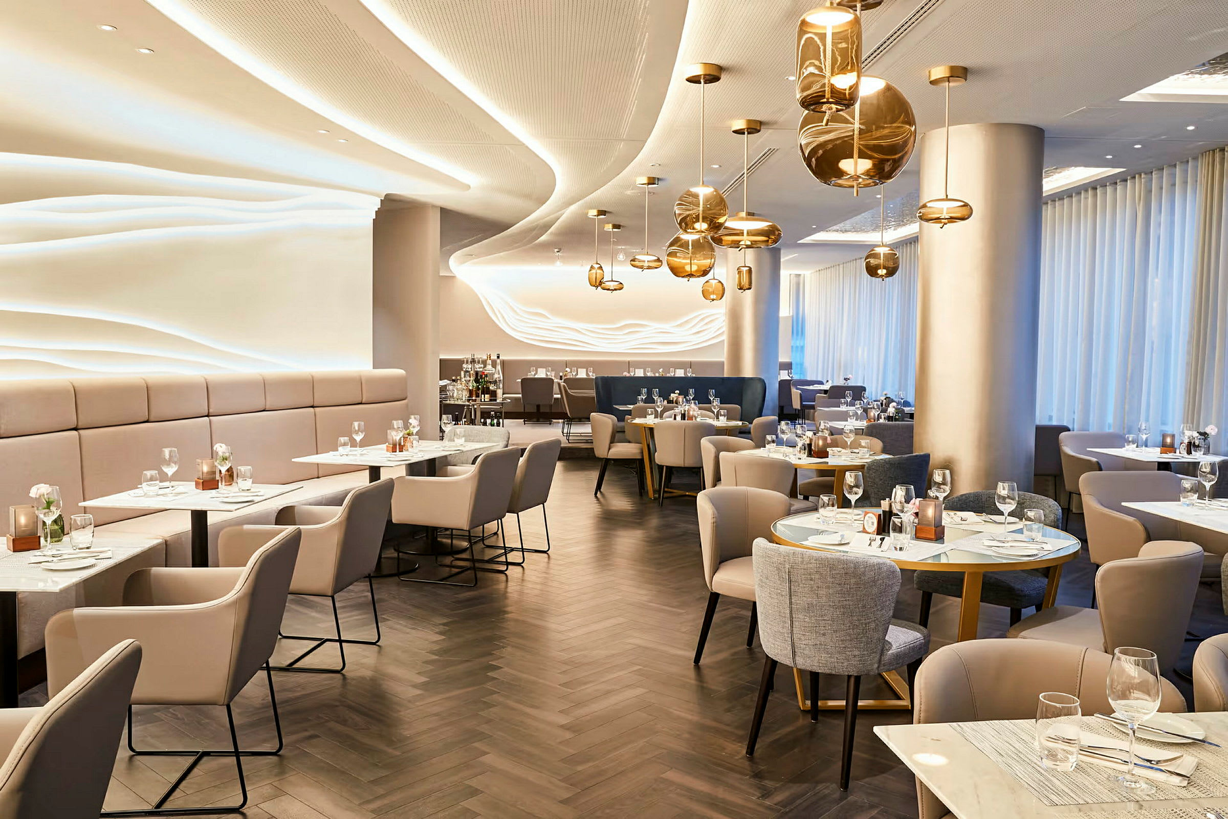 En elegant restaurant med moderne interiør og bord dekket for gjester. (AI-generert tekst)