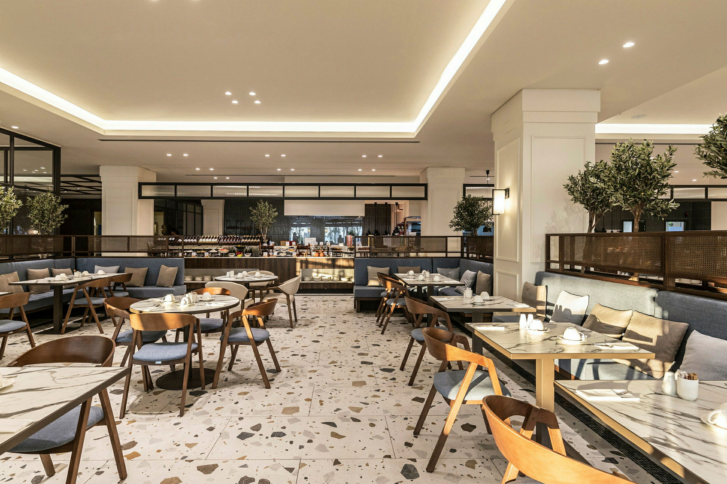 Restaurant med moderne møbler og bordene dekket. (AI-generert tekst)