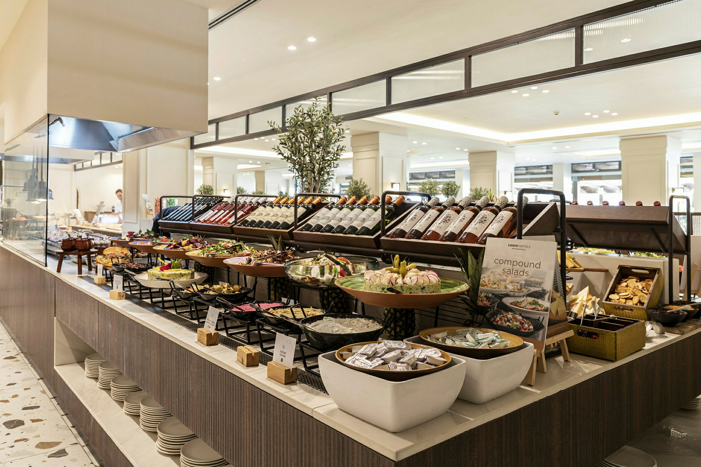 En stor buffet med ulike matalternativer inkludert salat, brød og flasker med drikker, satt opp i en elegant atmosfære. (AI-generert tekst)