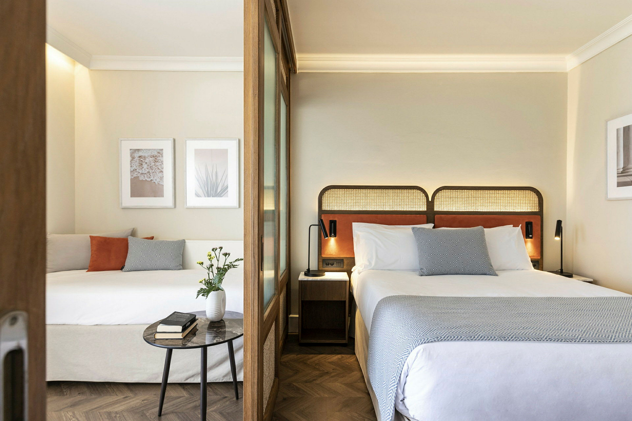 Moderne hotellrom med to senger, dekorative bilder og innredning. (AI-generert tekst)