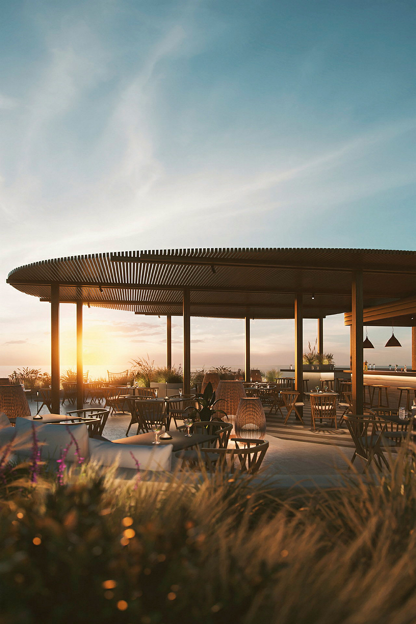 En utendørsrestaurant i solnedgang med trebord og stoler under et tak av trepanel. (AI-generert tekst)