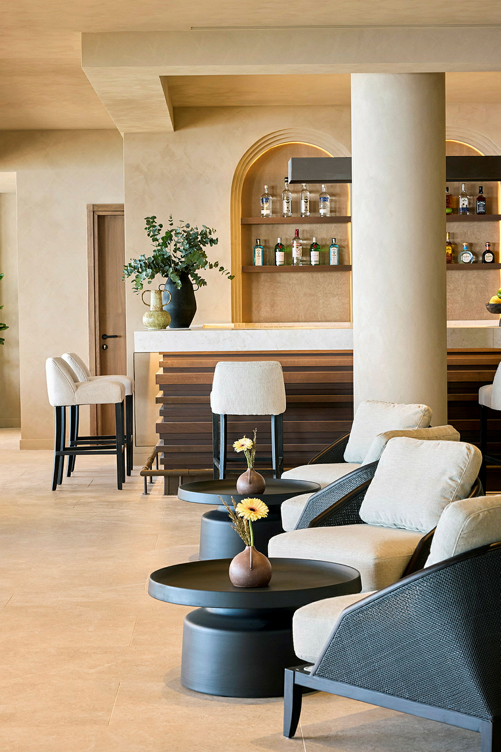Elegant hotellobby med bar, sitteplasser og blomster. (AI-generert tekst)