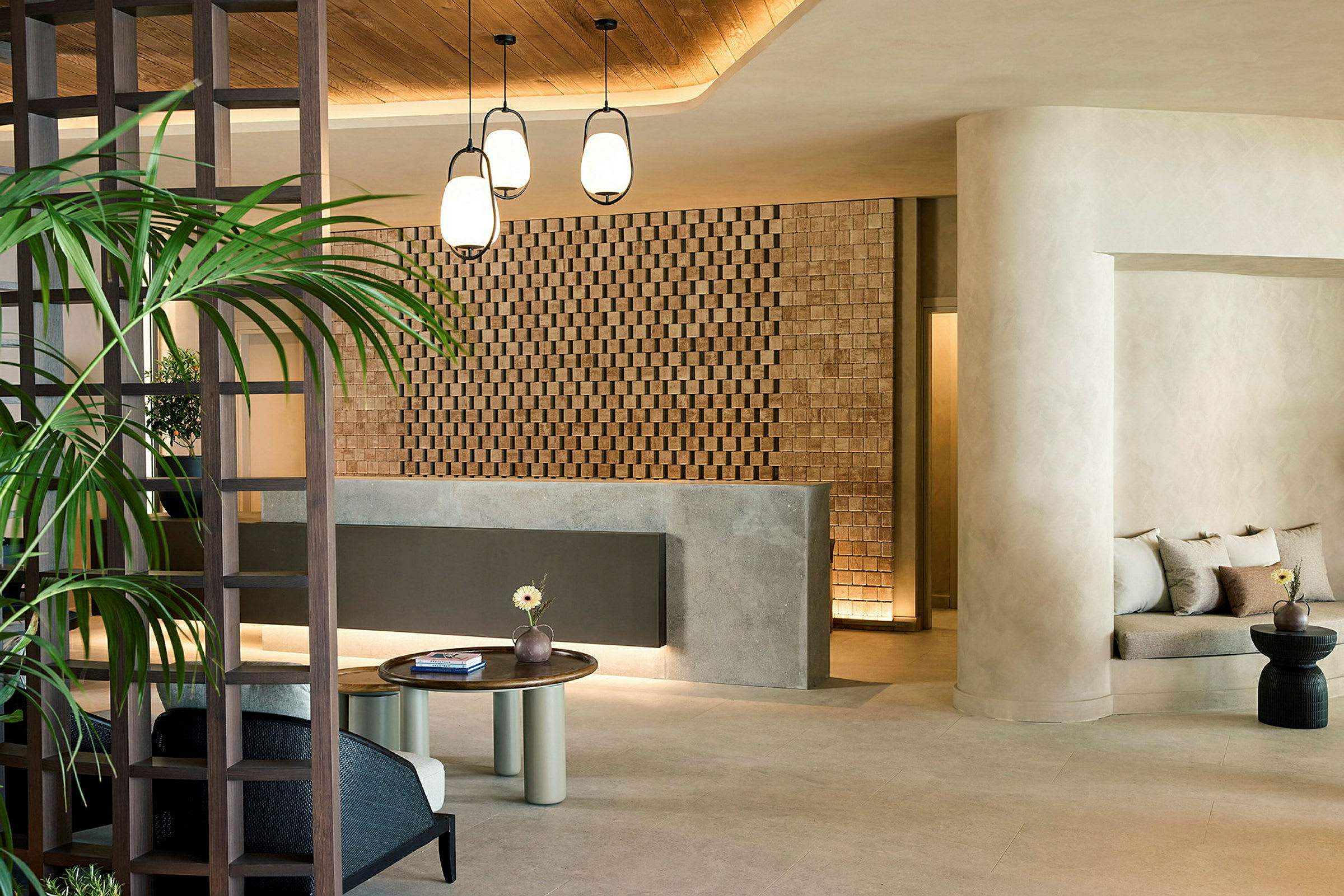 Hotellobby med resepsjon, sittemøbler og dekorativ vegg. (AI-generert tekst)