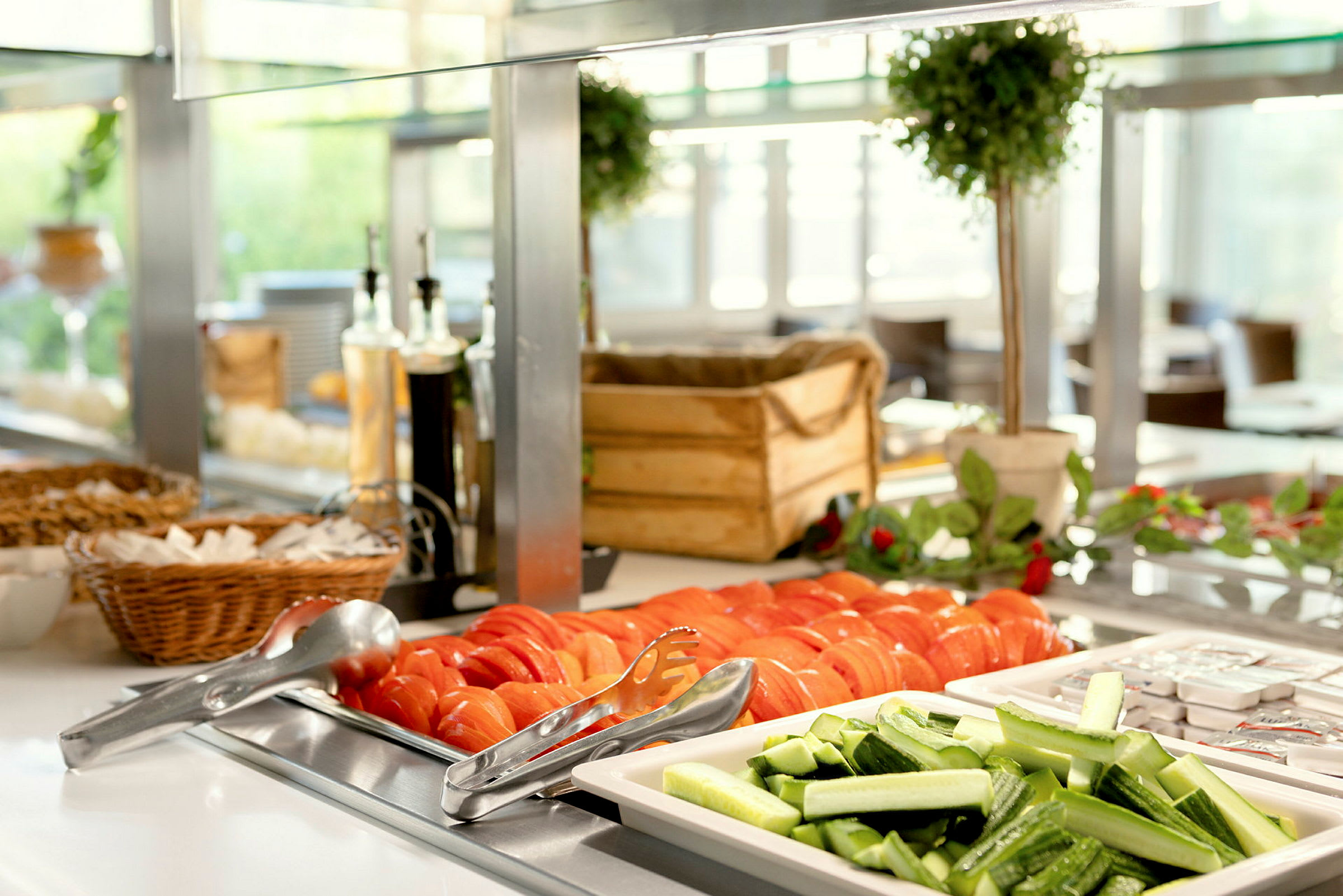 Bilde som viser en buffet med skivede tomater og agurker samt andre tilbehør. (AI-generert tekst)