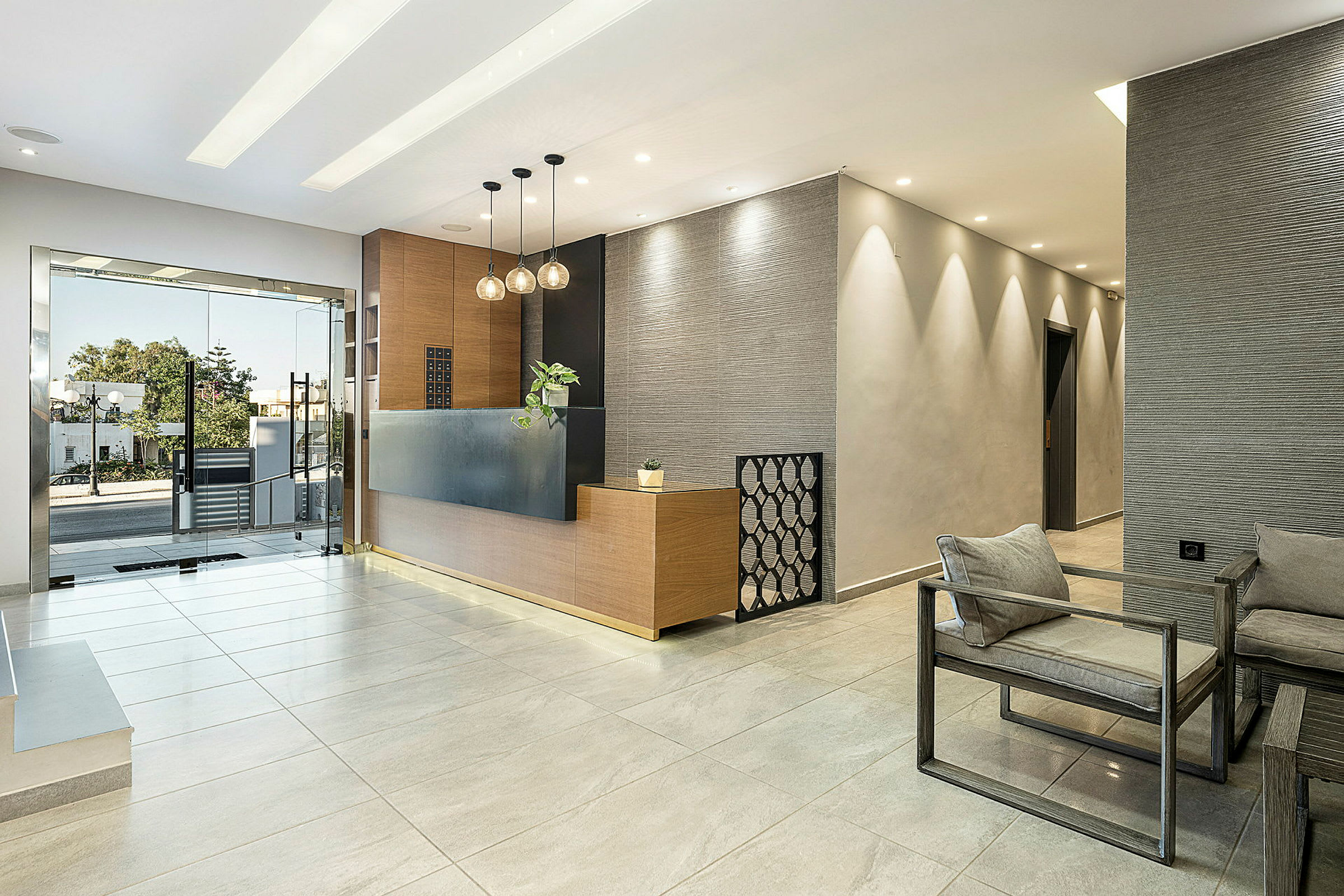 Hotellobby med resepsjon og sitteområde. (AI-generert tekst)