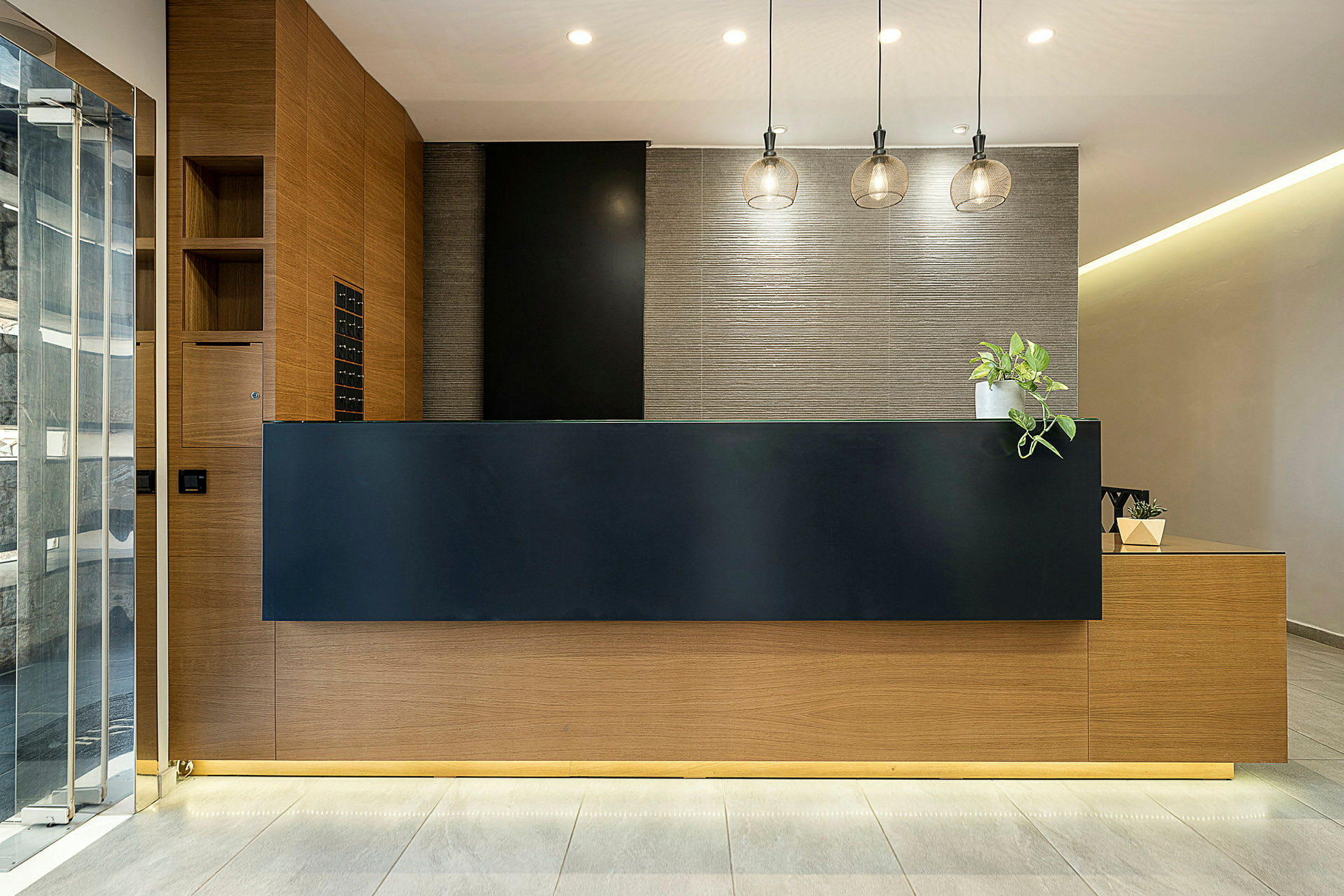 Hotellresepsjon i moderne design med trepanel og mørkt skrivebord. (AI-generert tekst)