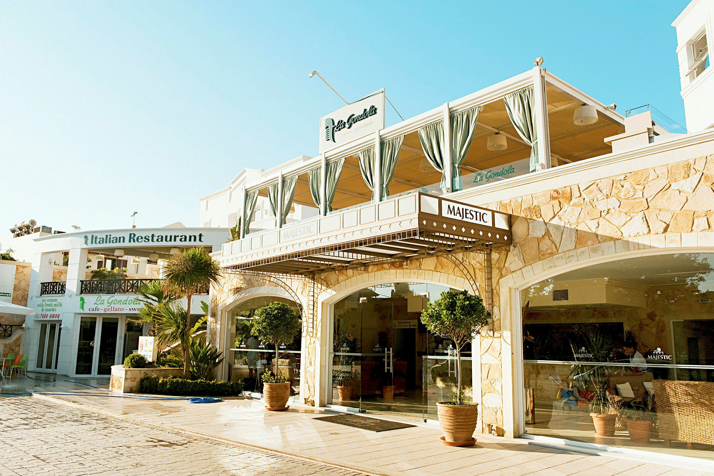 Bilde av en bygning med restauranten Majestic ved siden av den italienske restauranten La Gondola. (AI-generert tekst)
