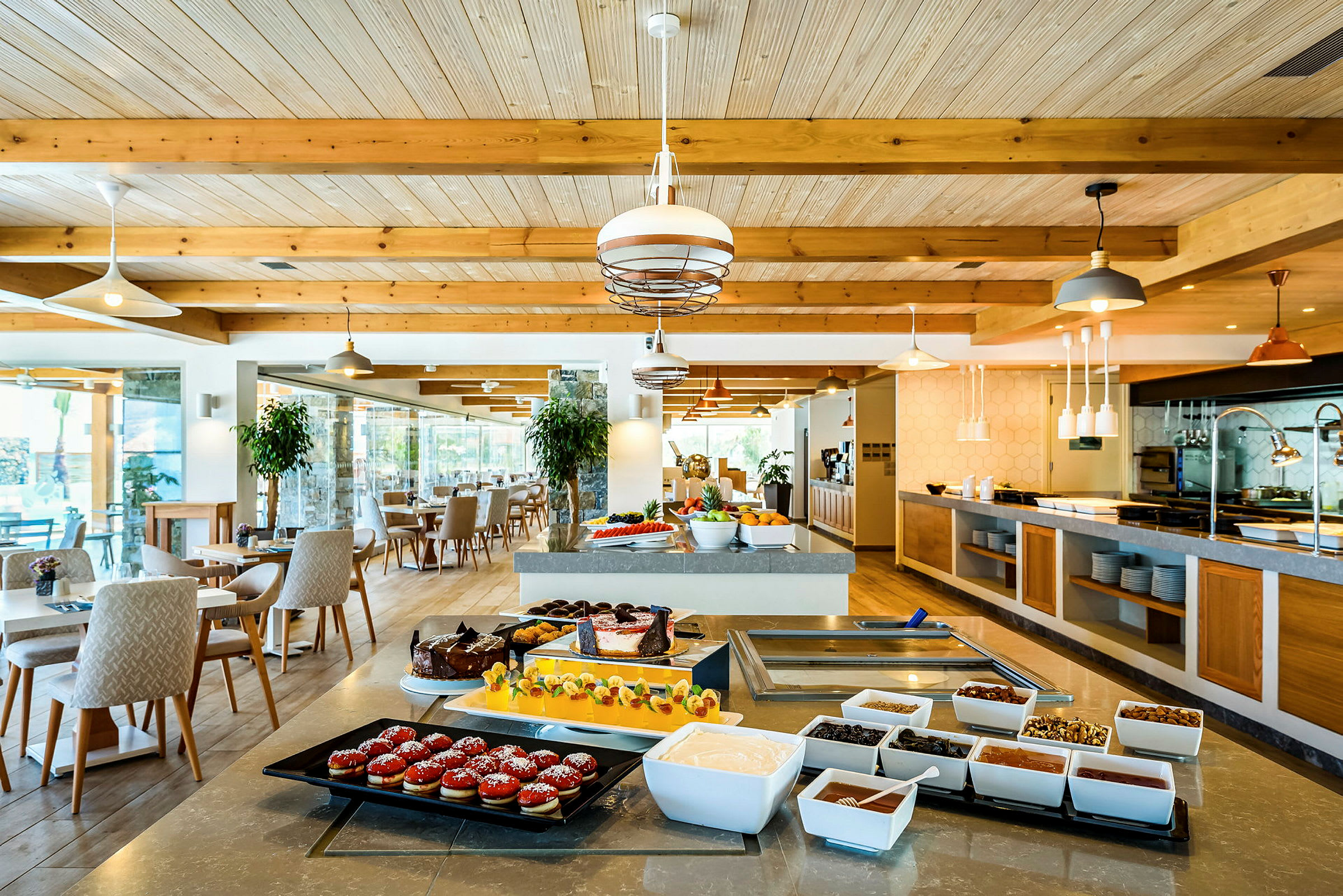 Interiør av en restaurant med spisebord og buffet. (AI-generert tekst)