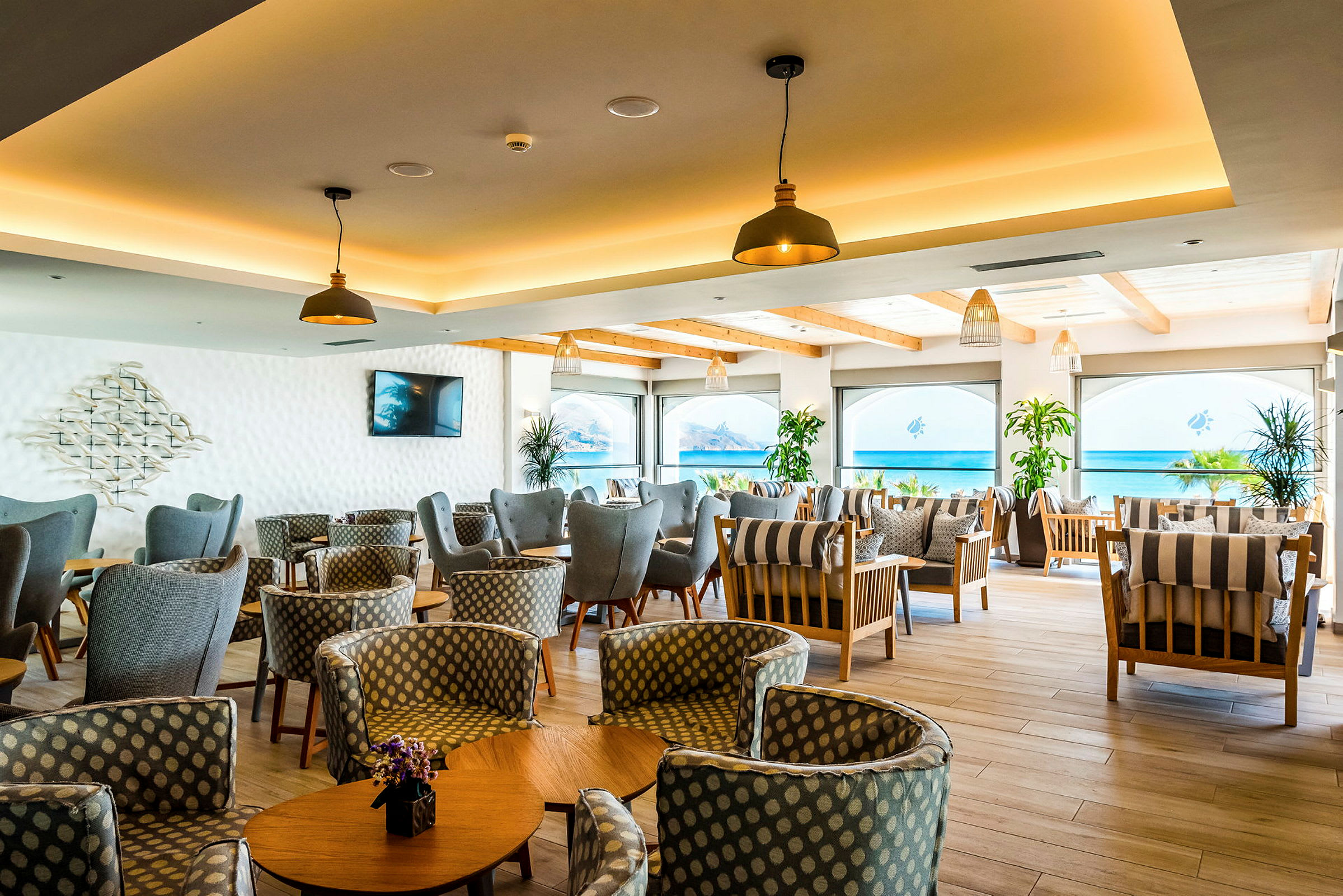 En kafé- eller loungeområde med utsikt over havet. (AI-generert tekst)