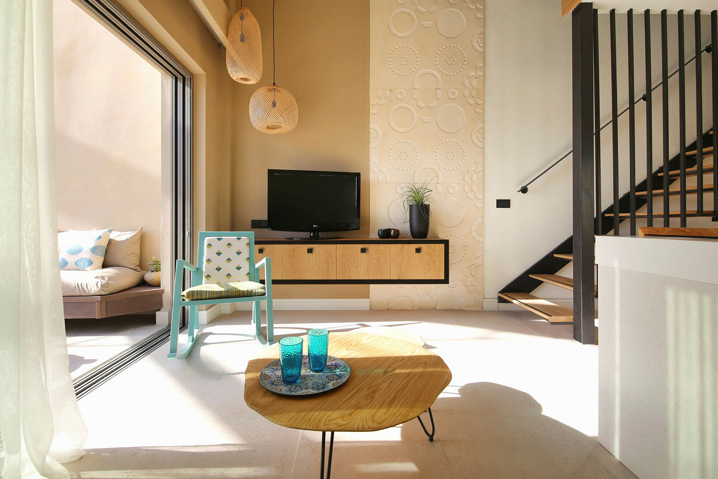 En moderne stue med TV, et minimalistisk design og et glassbord med dekor. (AI-generert tekst)