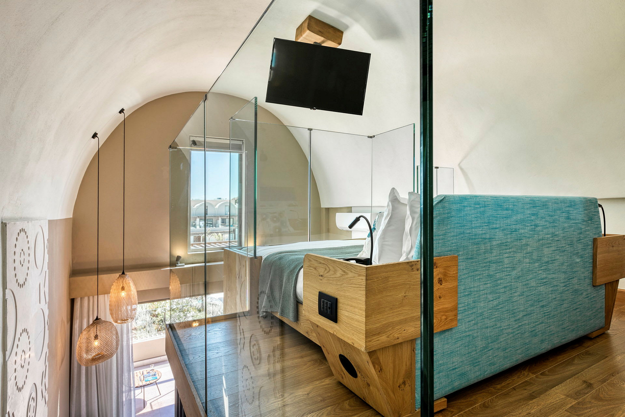 Et moderne hotellrom med loftdesign og glassvegger. (AI-generert tekst)