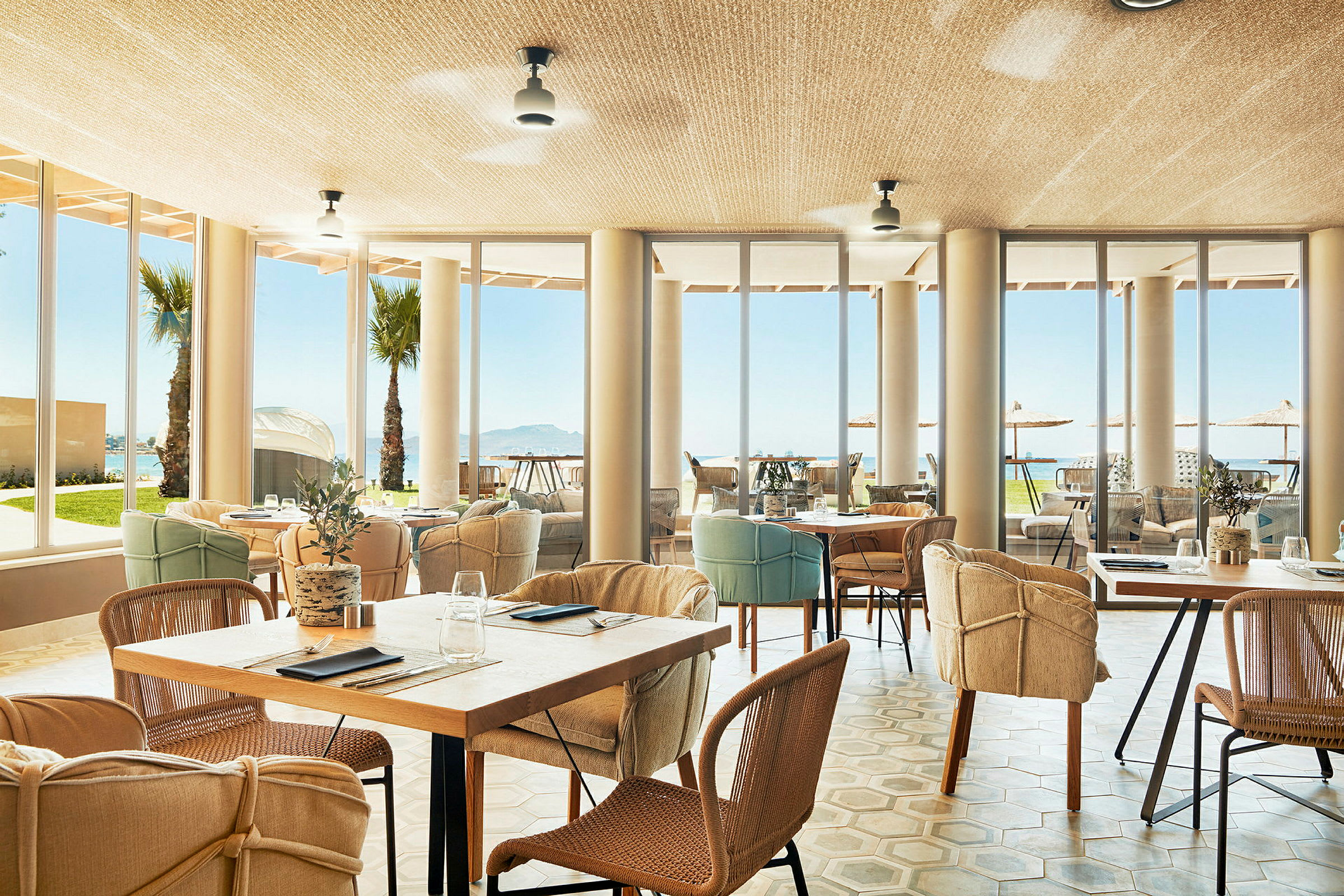 En restaurant med store vinduer og utsikt over havet. (AI-generert tekst)