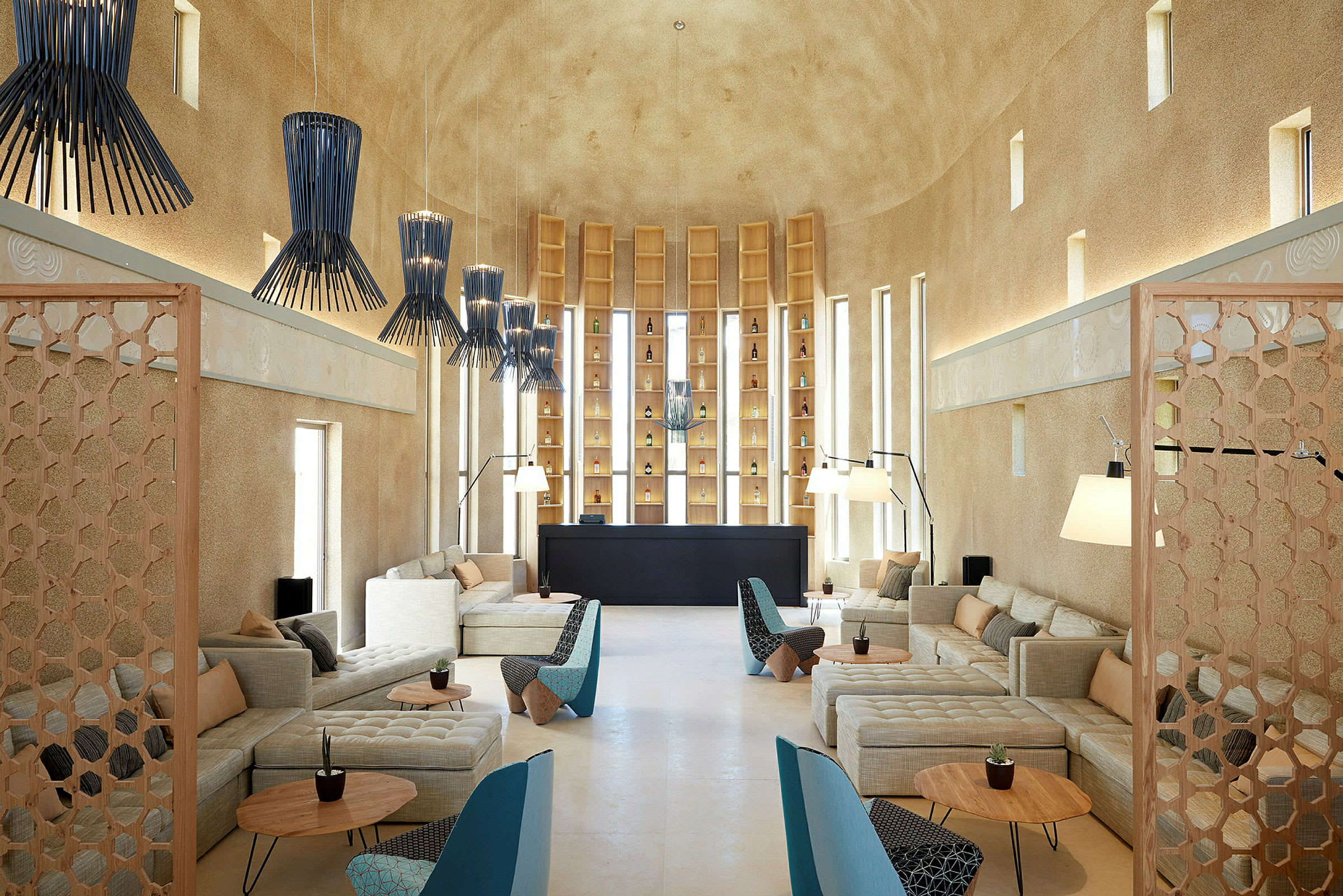 Moderne innredet lounge med sofaer og sitteplasser. (AI-generert tekst)
